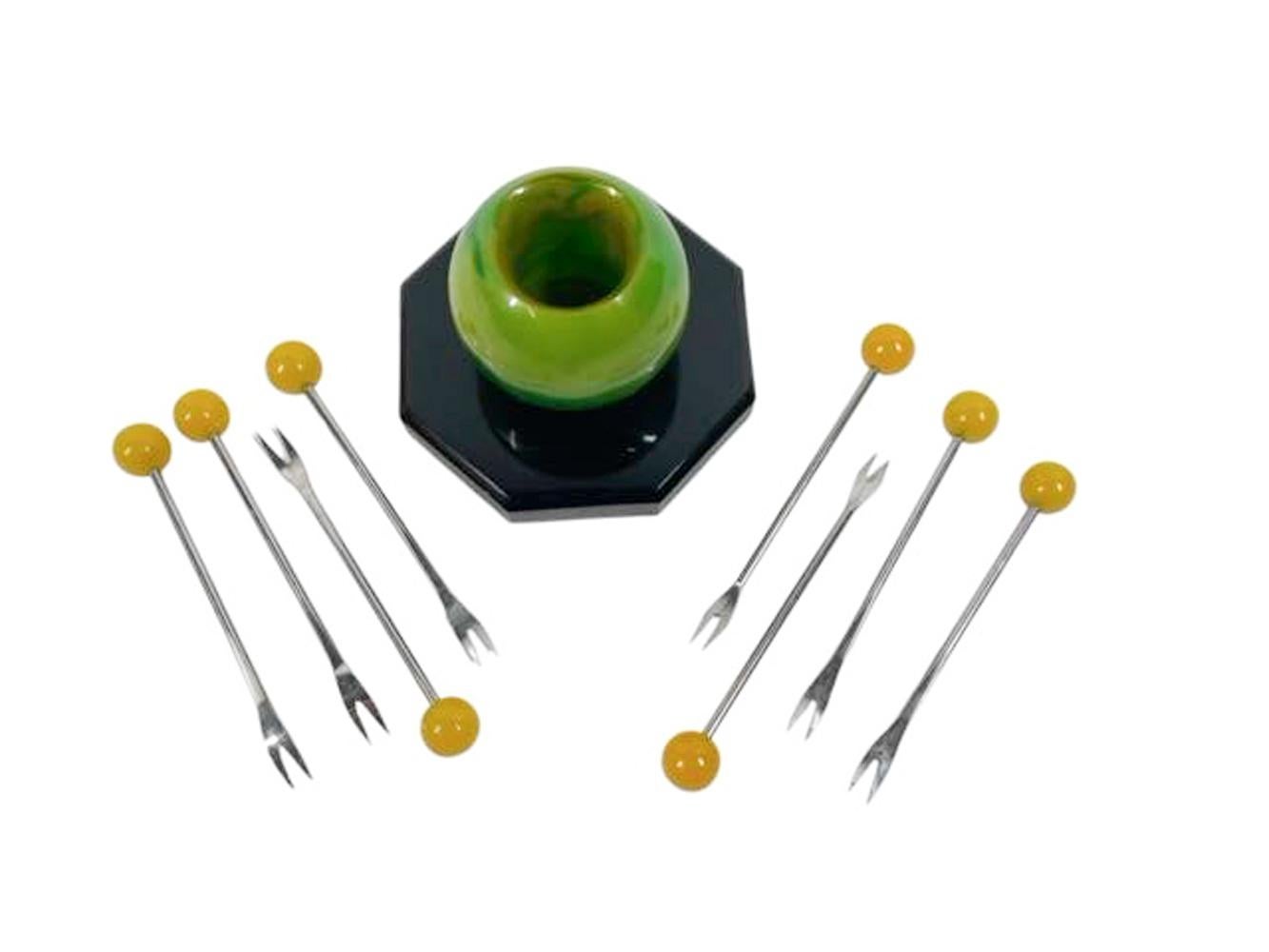 Ensemble de pichets de cocktail Art Déco tourbillonnants verts/jaunes avec 8 pichets jaunes Bon état - En vente à Nantucket, MA