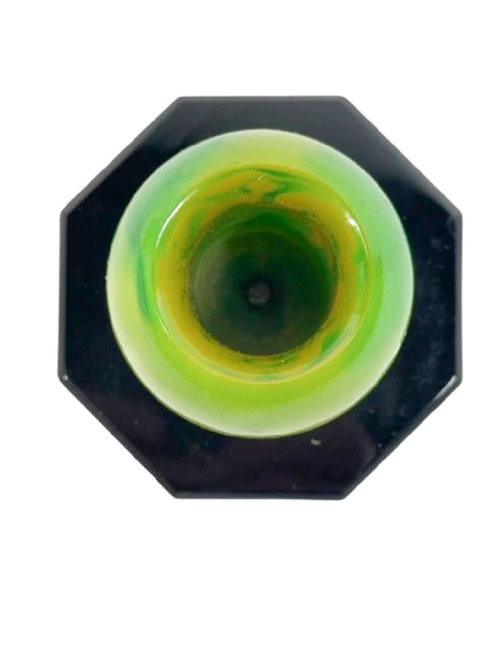 20ième siècle Ensemble de pichets de cocktail Art Déco tourbillonnants verts/jaunes avec 8 pichets jaunes en vente
