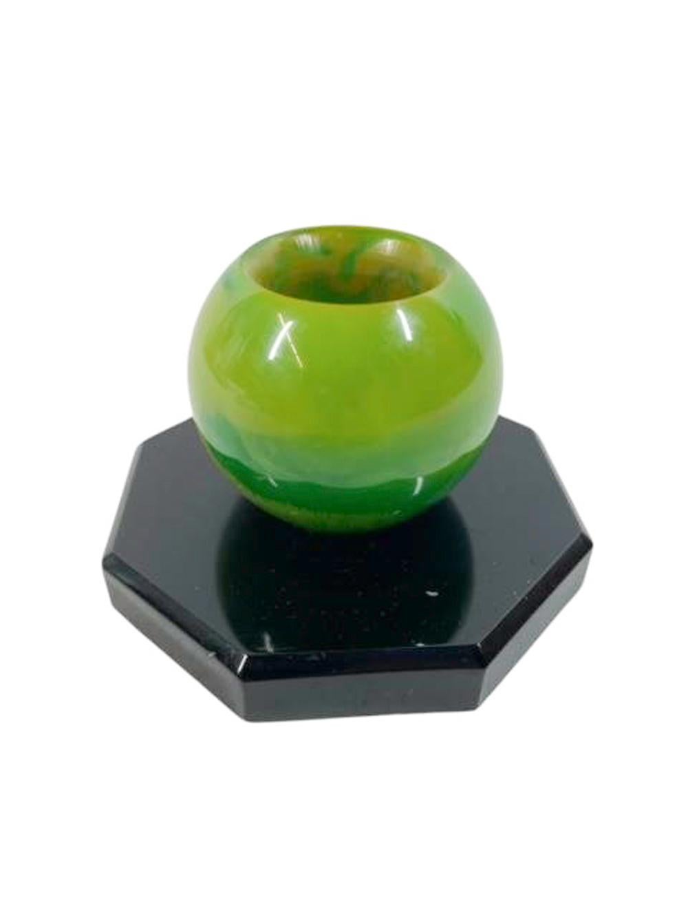 Ensemble de pichets de cocktail Art Déco tourbillonnants verts/jaunes avec 8 pichets jaunes en vente 1