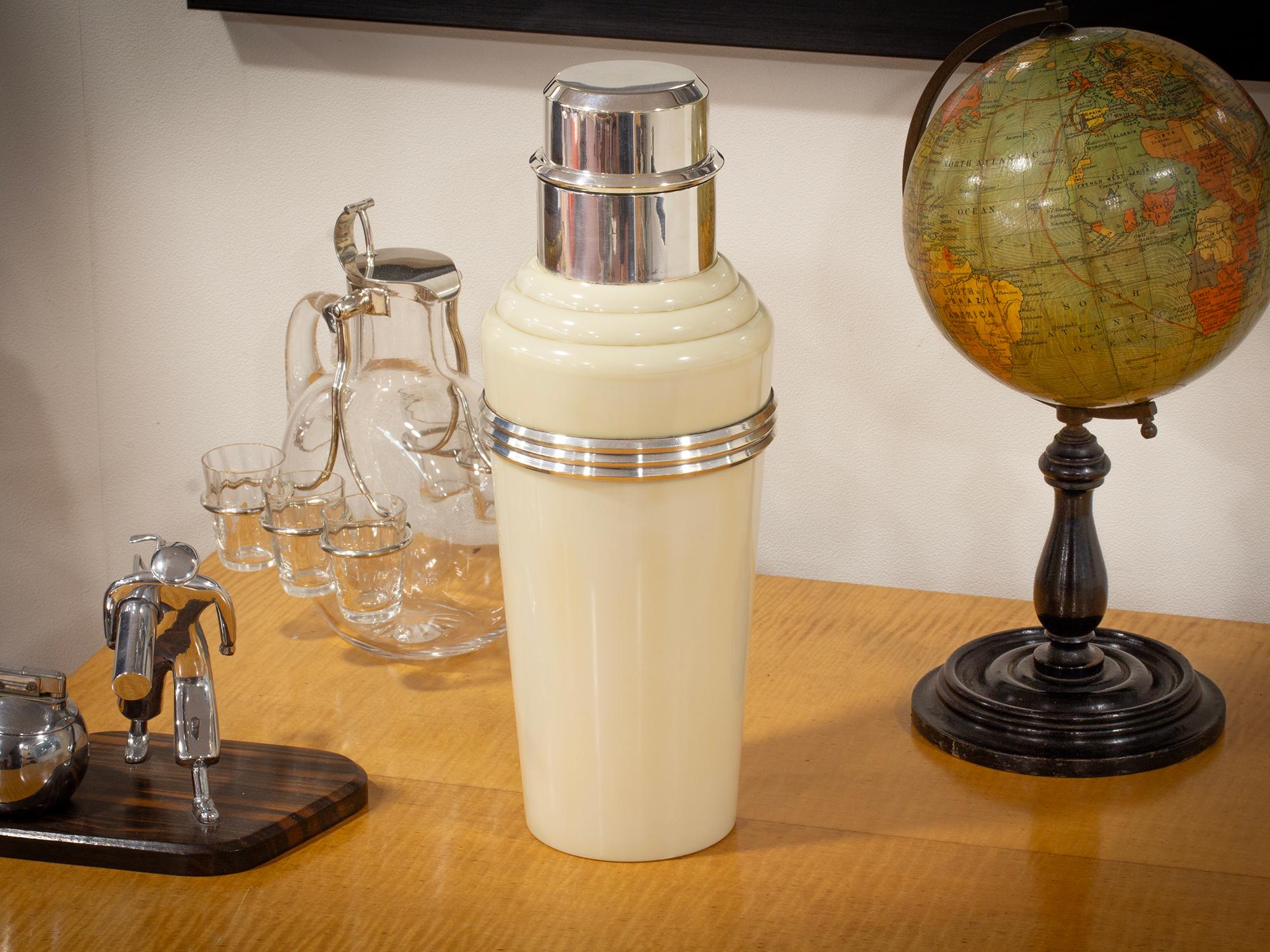 Magnolia Colour 

From our Barware collection, we are delighted to offer this Master Incolor Bakelite Magnolia Cocktail Shaker. The Cocktail Shaker a world famous icon from the Art Deco period with its magnolia bakelite (moulded urea formaldehyde)
