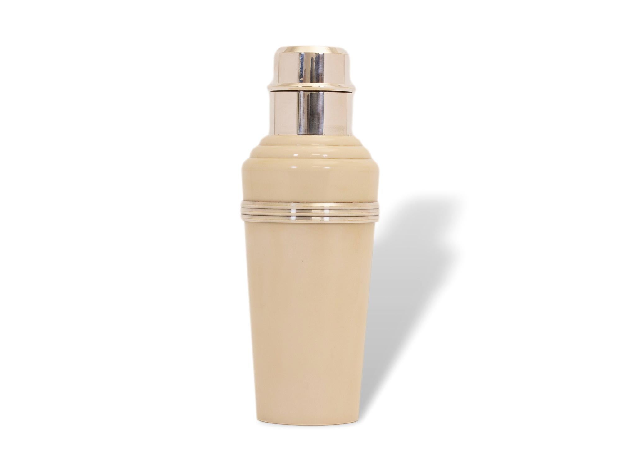 20th Century Art Deco Bakelite Cocktail Shaker The Master Incolor For Sale