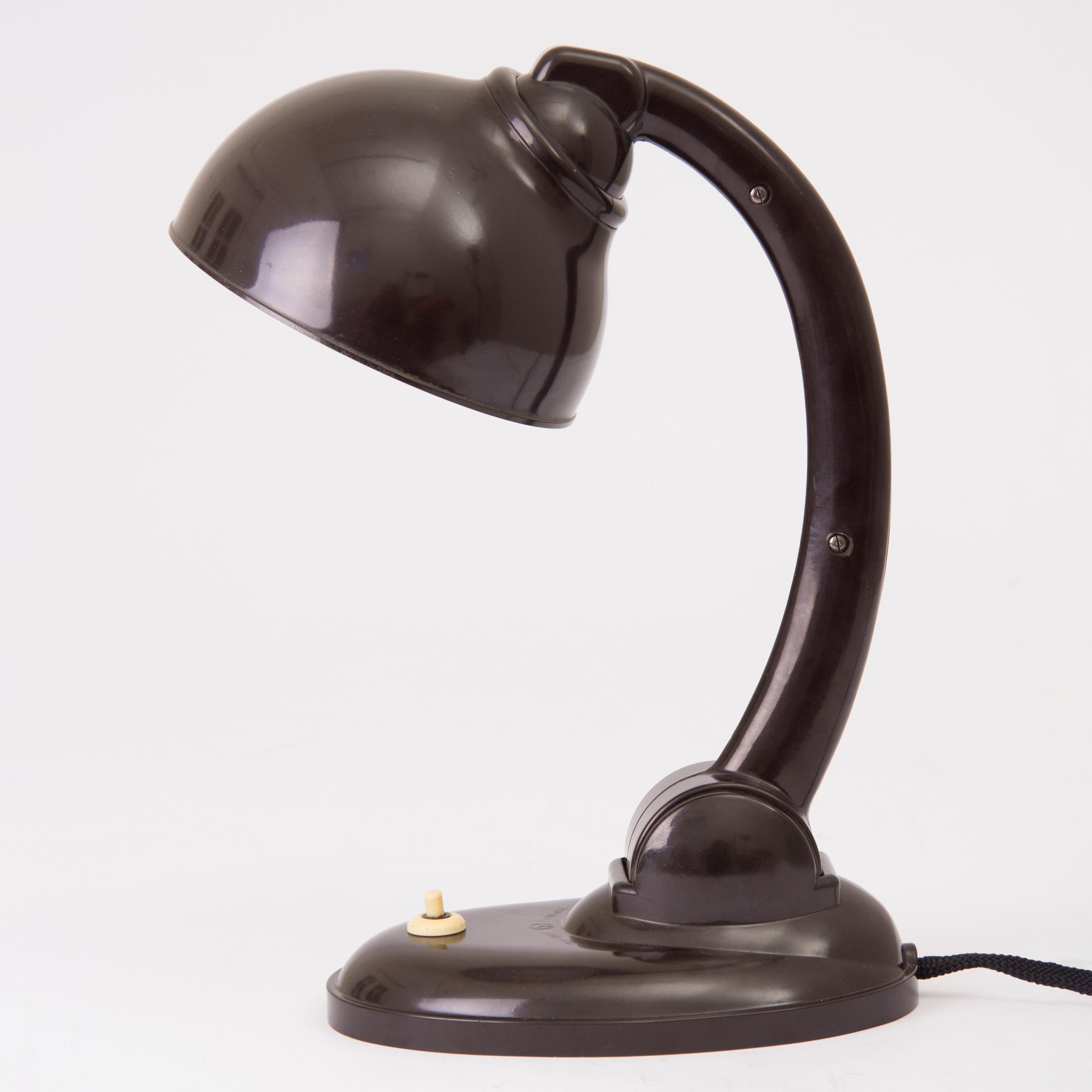 Art Deco bakelite adjustable desk lamp
designed by Eric Kirkman Cole, Art Deco stylish table lamp in brown bakelite. A model designed in the 1930s and produced in European countries under License. The shade is mounted to a shoulder joint and can be