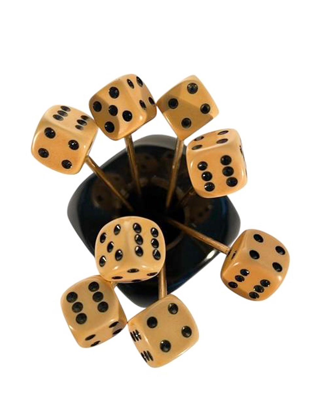 Juego de 8 púas de baquelita de color marfil para cóctel, con puntas bifurcadas, alojadas en un gran soporte para dados de baquelita negra.