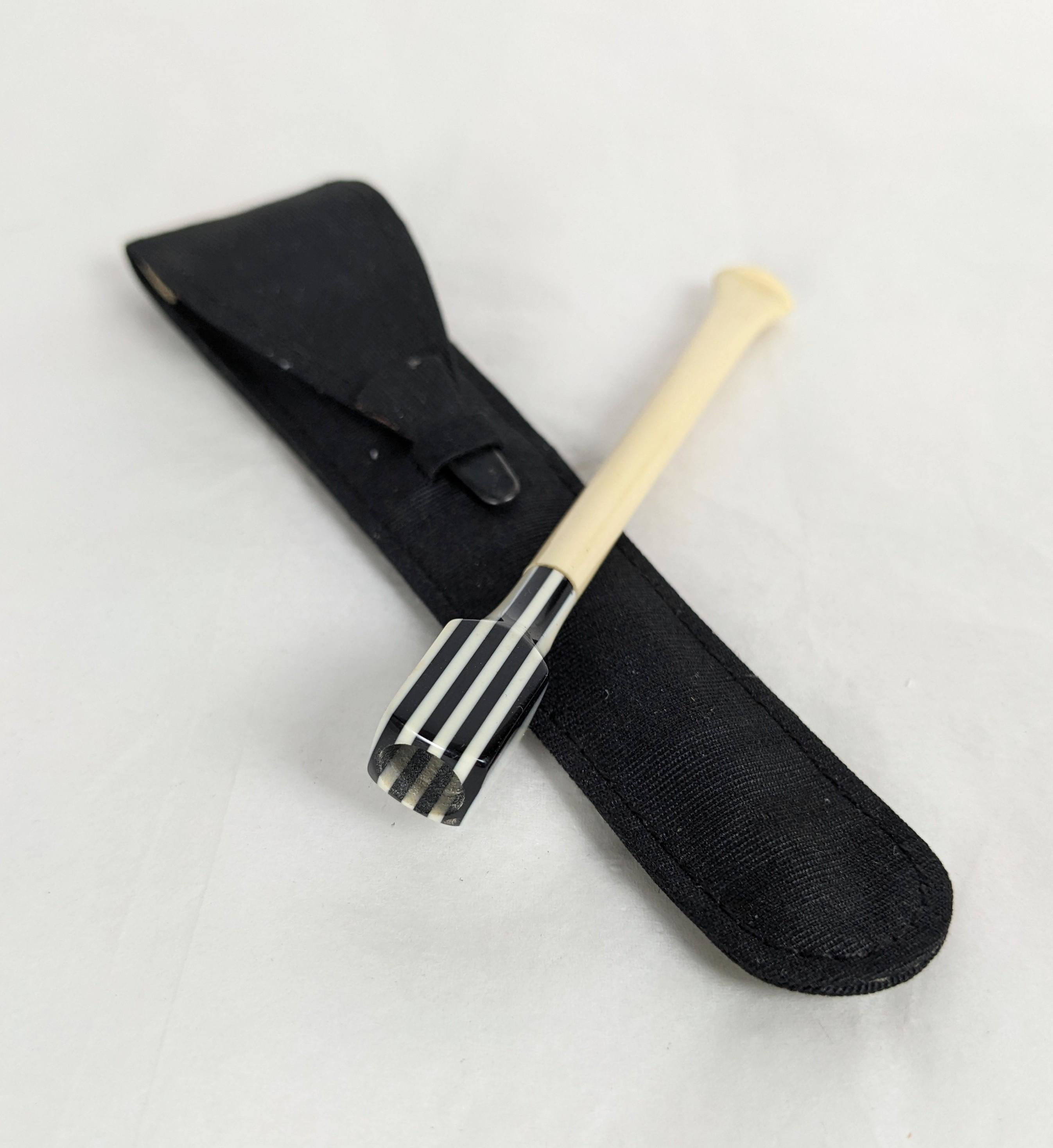 Porte-cigarettes Art Déco en bakélite laminée avec étui Bon état - En vente à New York, NY