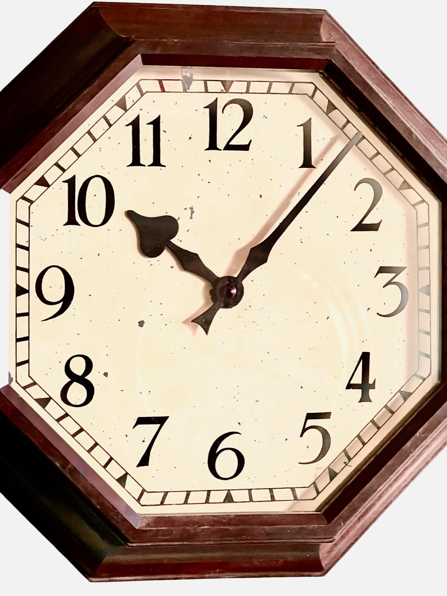 Art Deco Bakelite Octagonal Quartz Wall Clock In Good Condition For Sale In London, GB