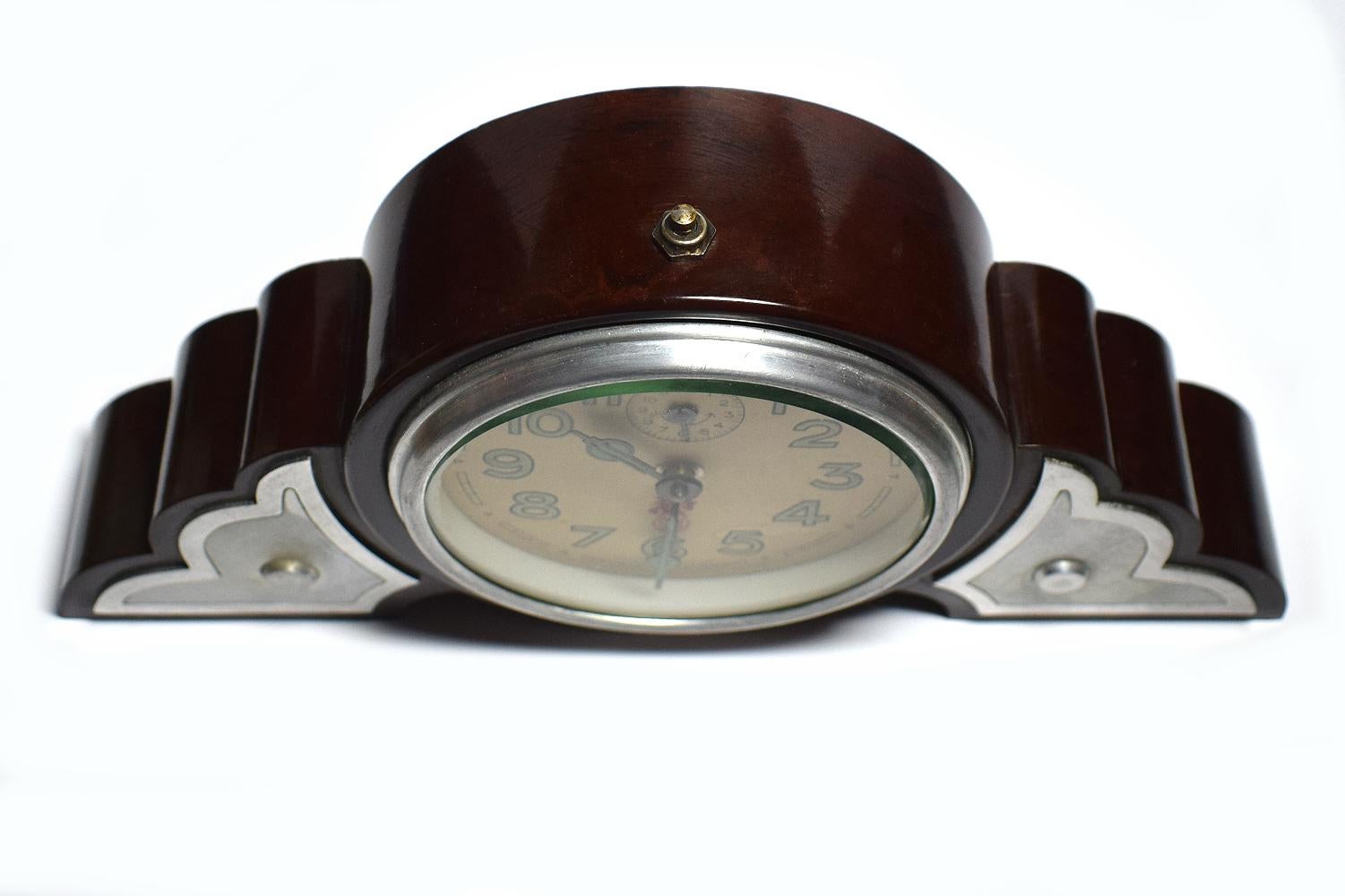 Very attractive 1930s Art Deco brown colored bakelite clock. Originating from France this wonderful clock is the epitome of Art Deco with its fabulous cloud shaped case. The clock works well and keeps good time having been recently serviced.