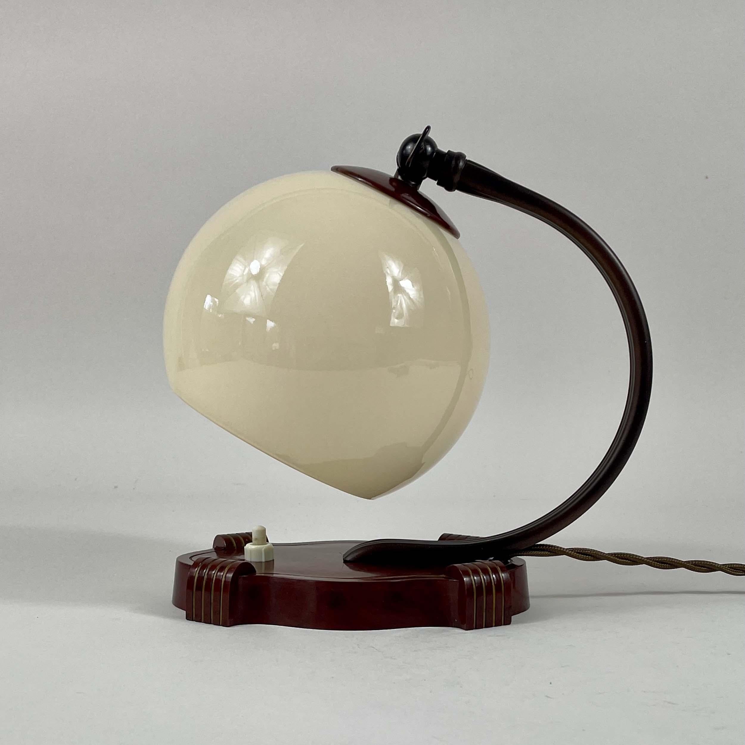 Art Deco Bakelite & Opaline Table Lamp, Germany 1930s en venta 3