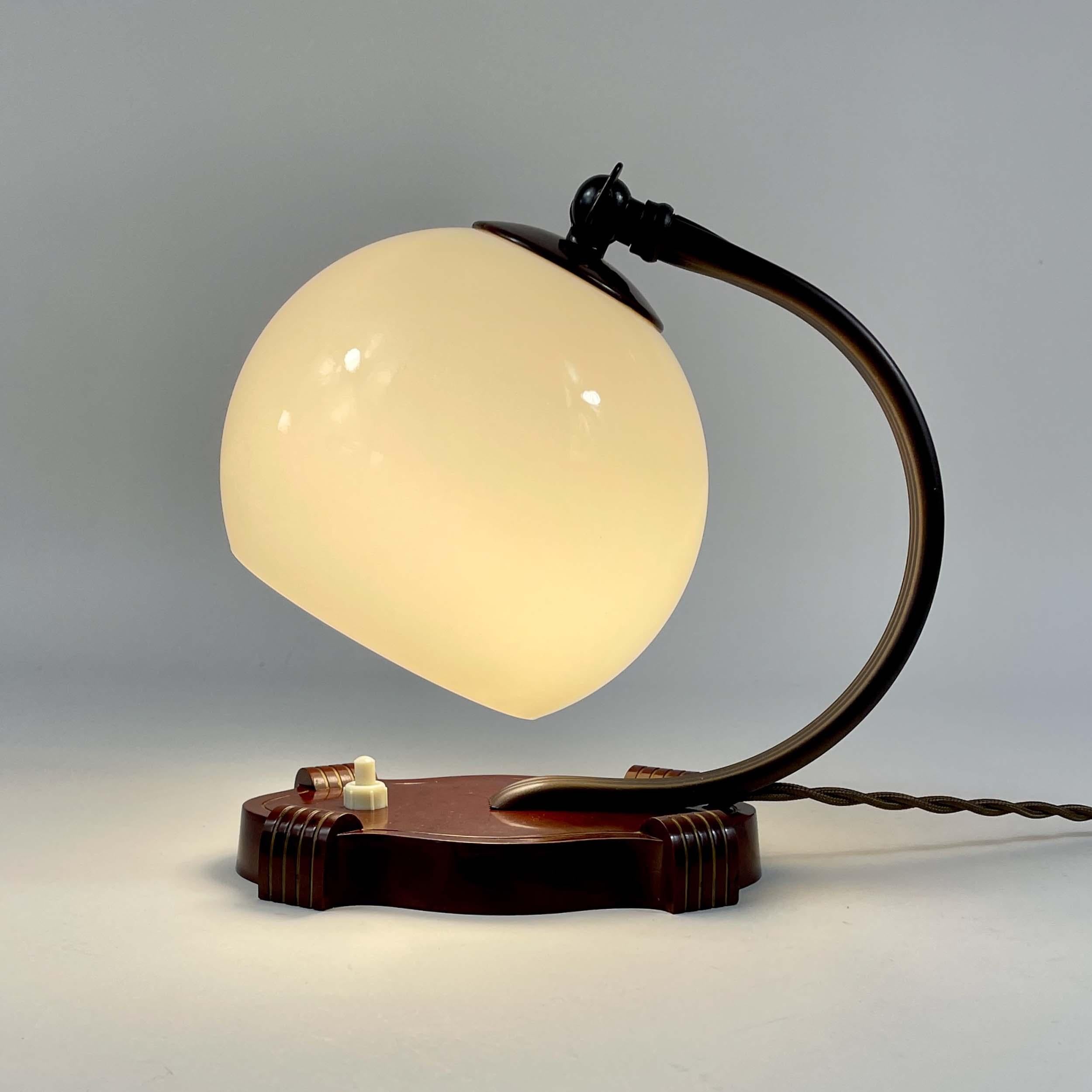 Art Deco Bakelite & Opaline Table Lamp, Germany 1930s en venta 4
