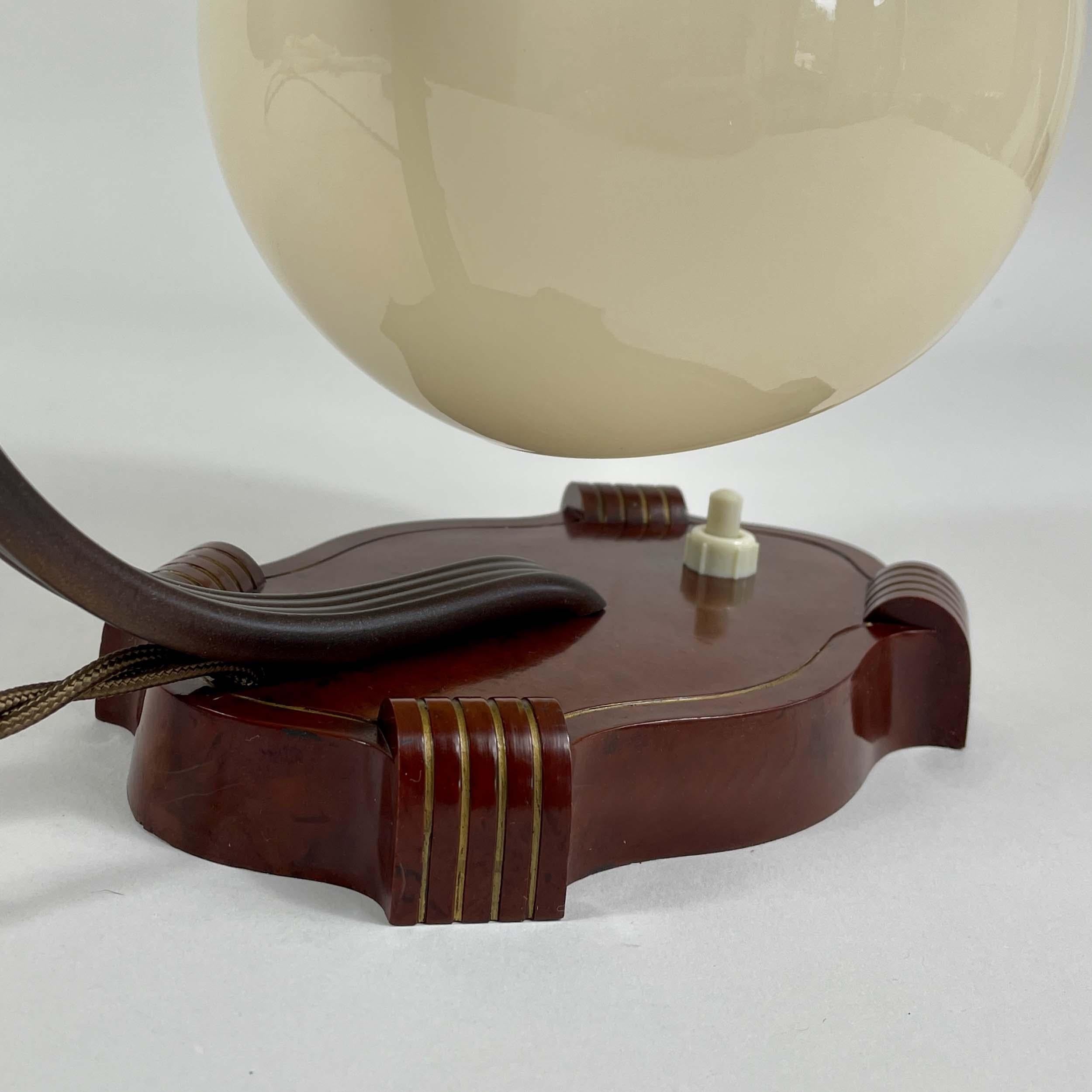 Art Deco Bakelite & Opaline Table Lamp, Germany 1930s en venta 6