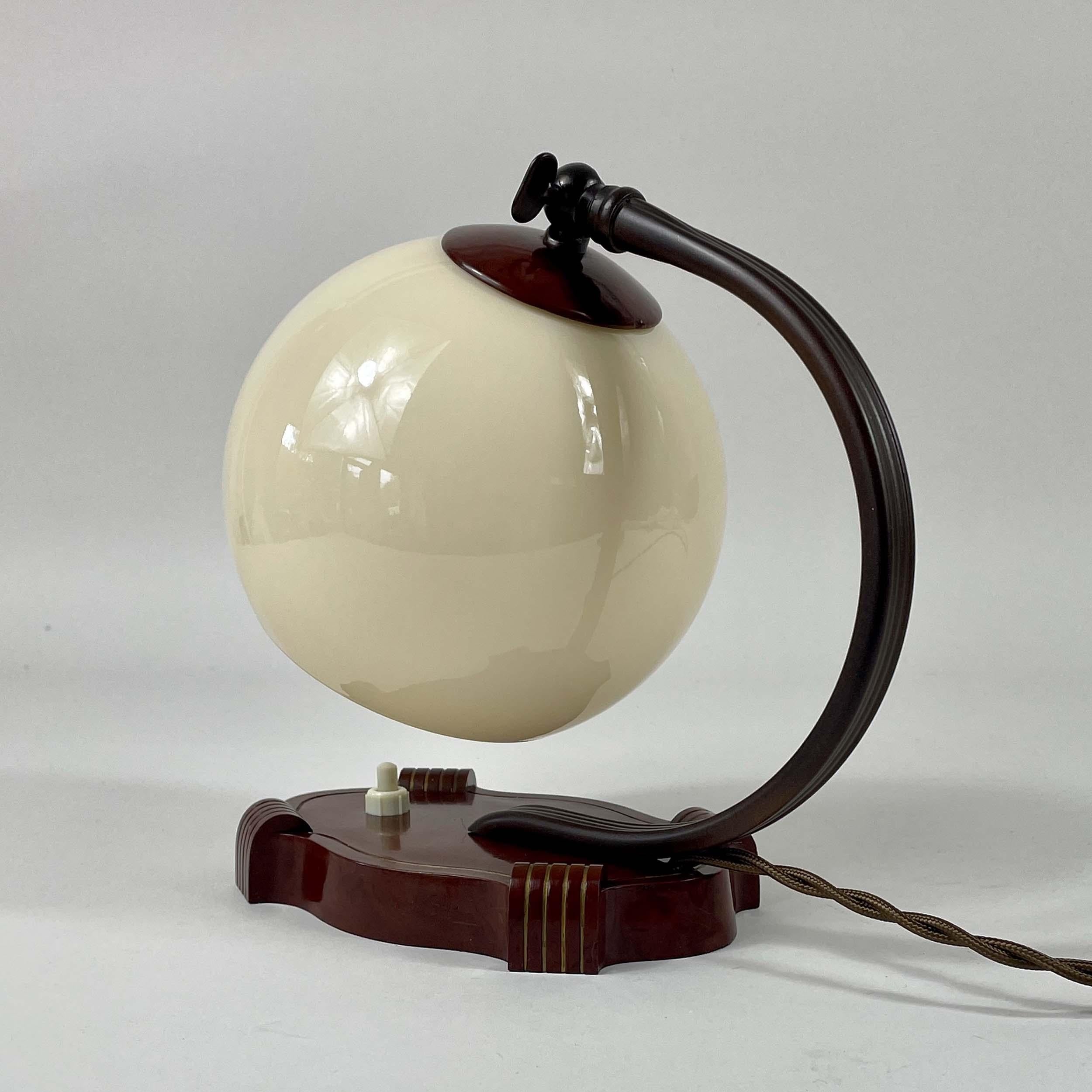 Art Deco Bakelite & Opaline Table Lamp, Germany 1930s en venta 7