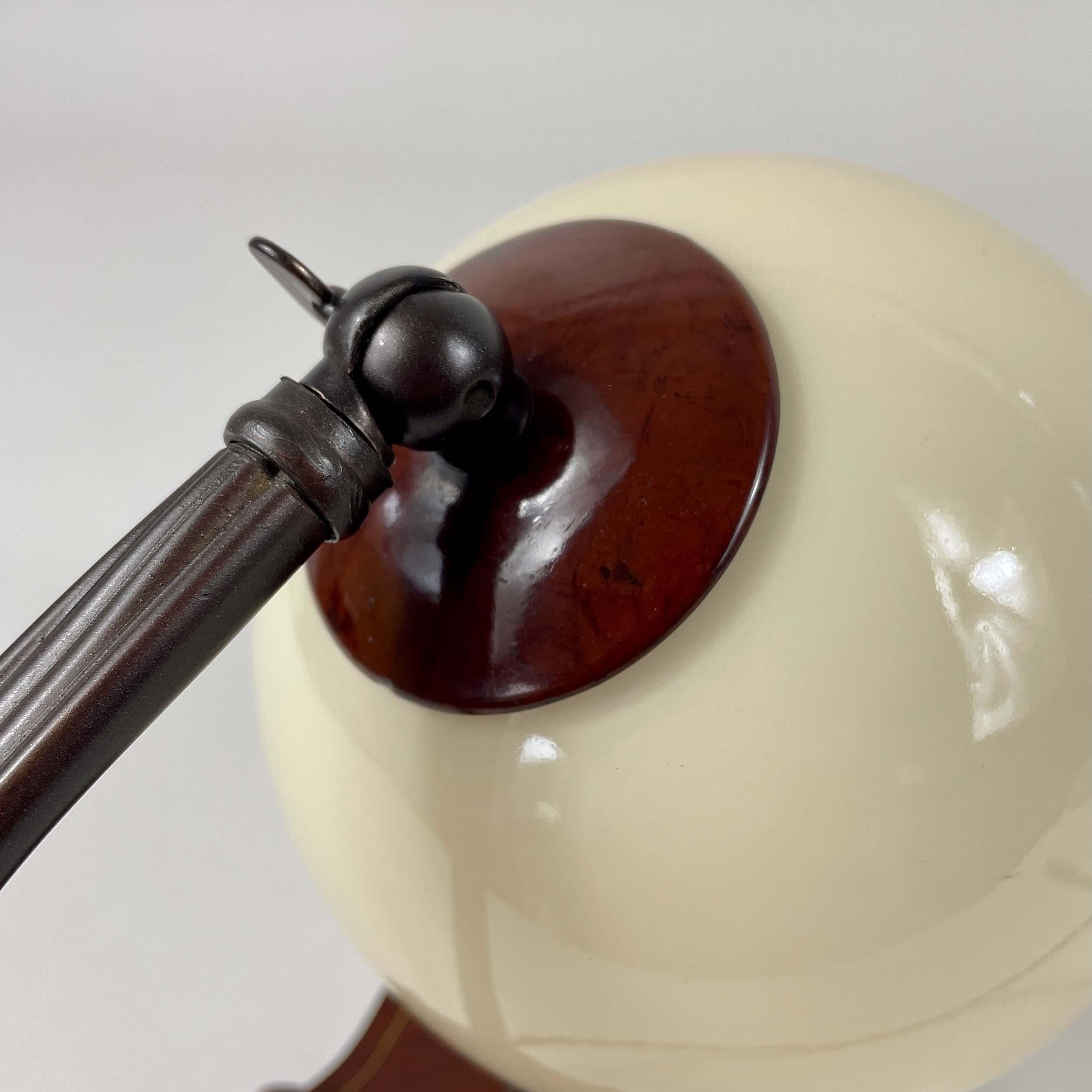 Art Deco Bakelite & Opaline Table Lamp, Germany 1930s en venta 8