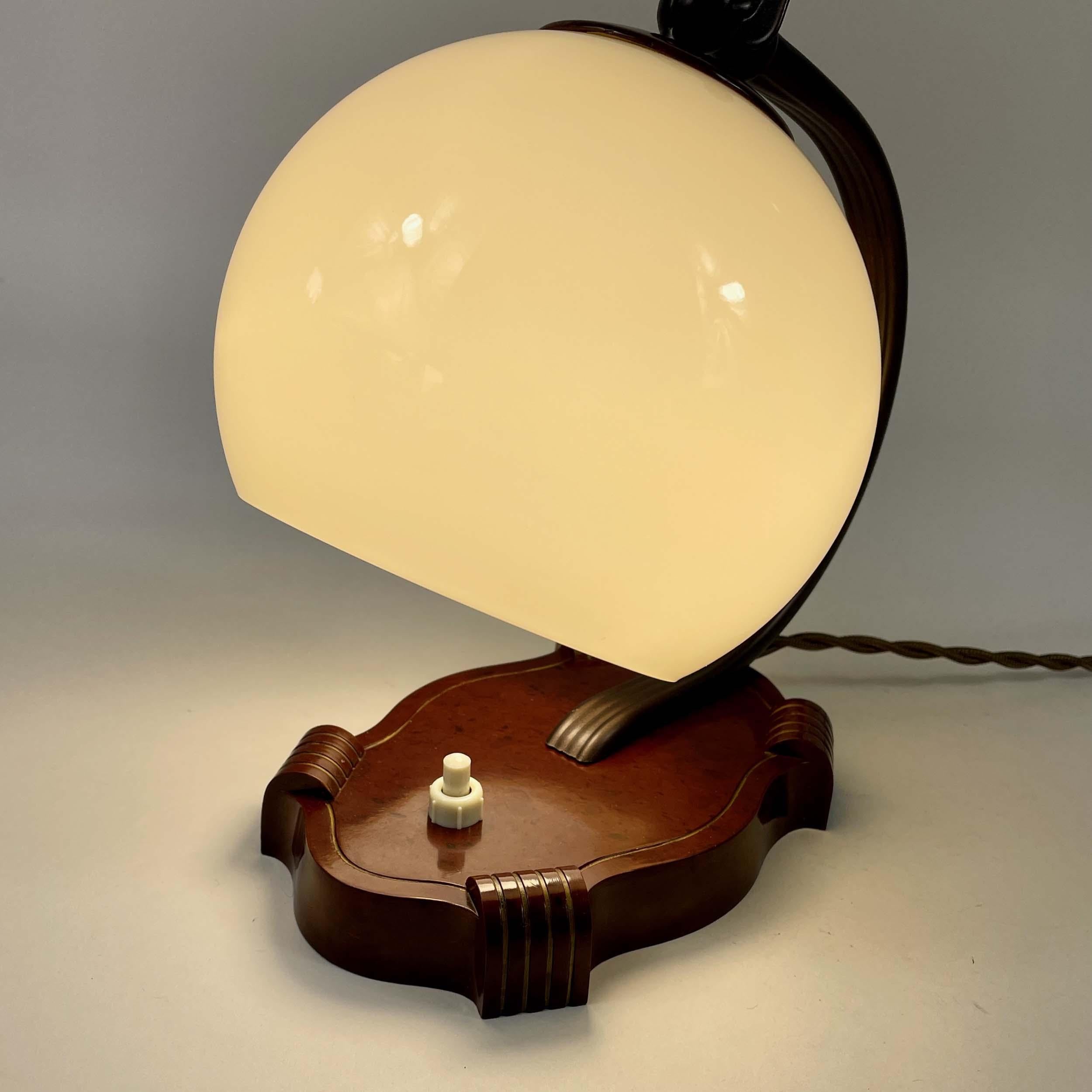 Art Deco Bakelite & Opaline Table Lamp, Germany 1930s en venta 10