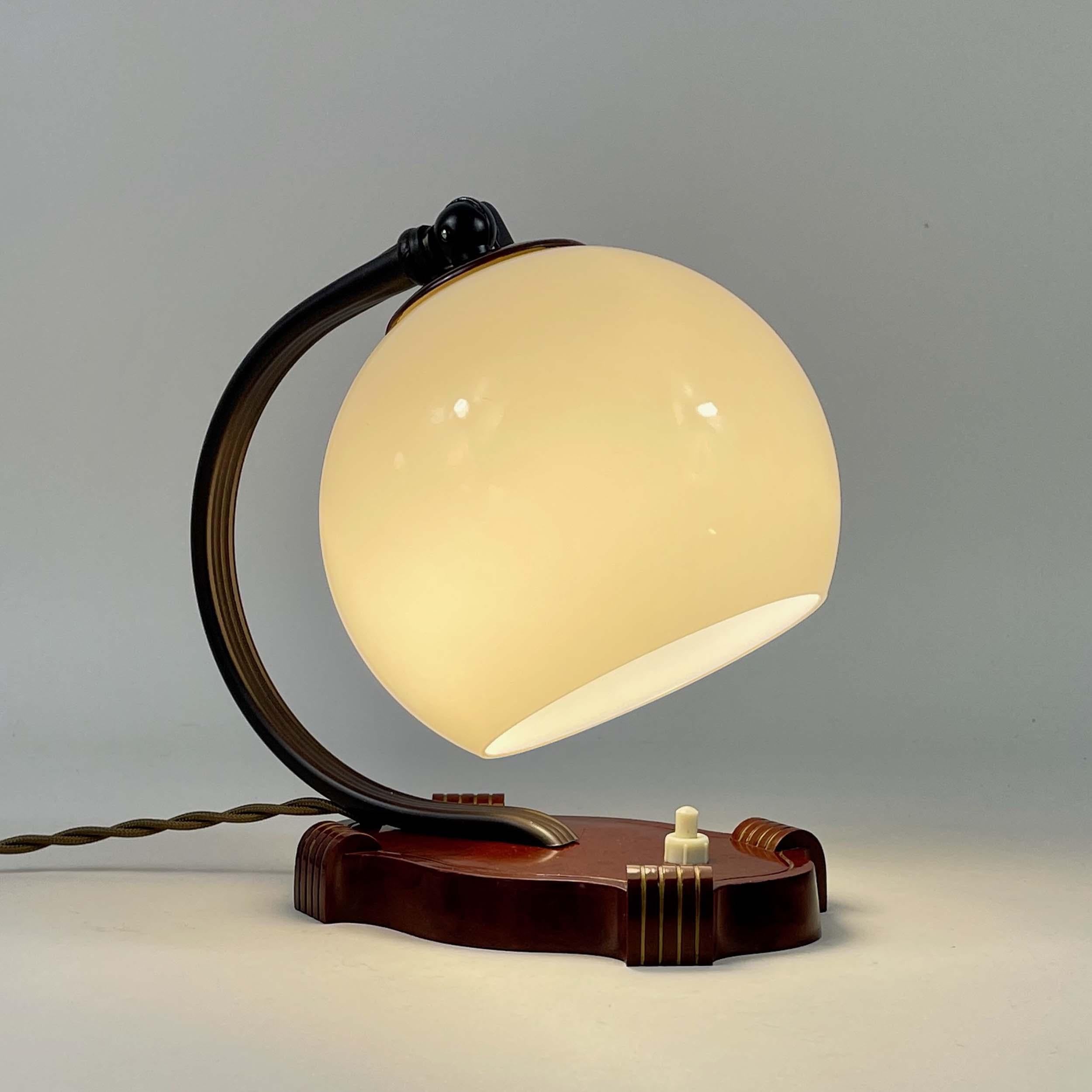 Art Deco Bakelite & Opaline Table Lamp, Germany 1930s en venta 11