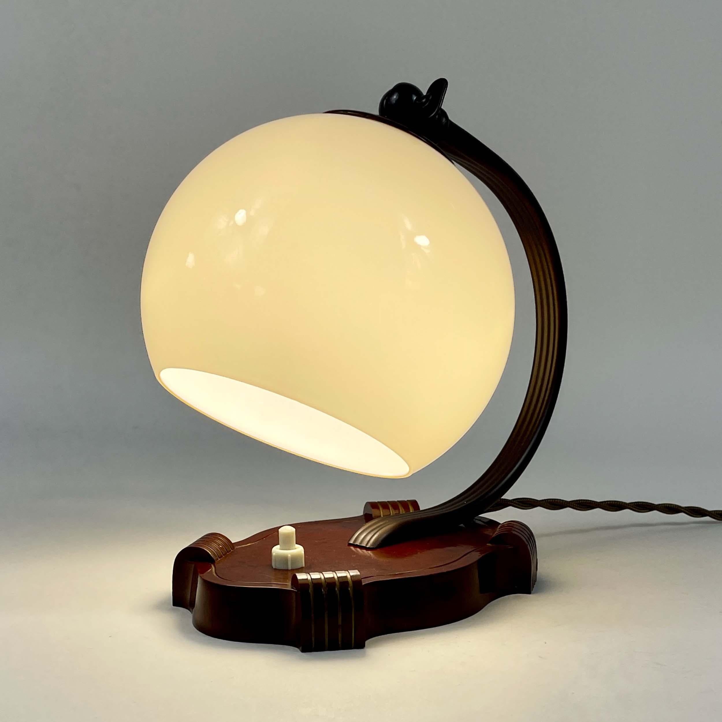 Allemand Lampe de table Art Déco en bakélite et opaline, Allemagne, années 1930 en vente
