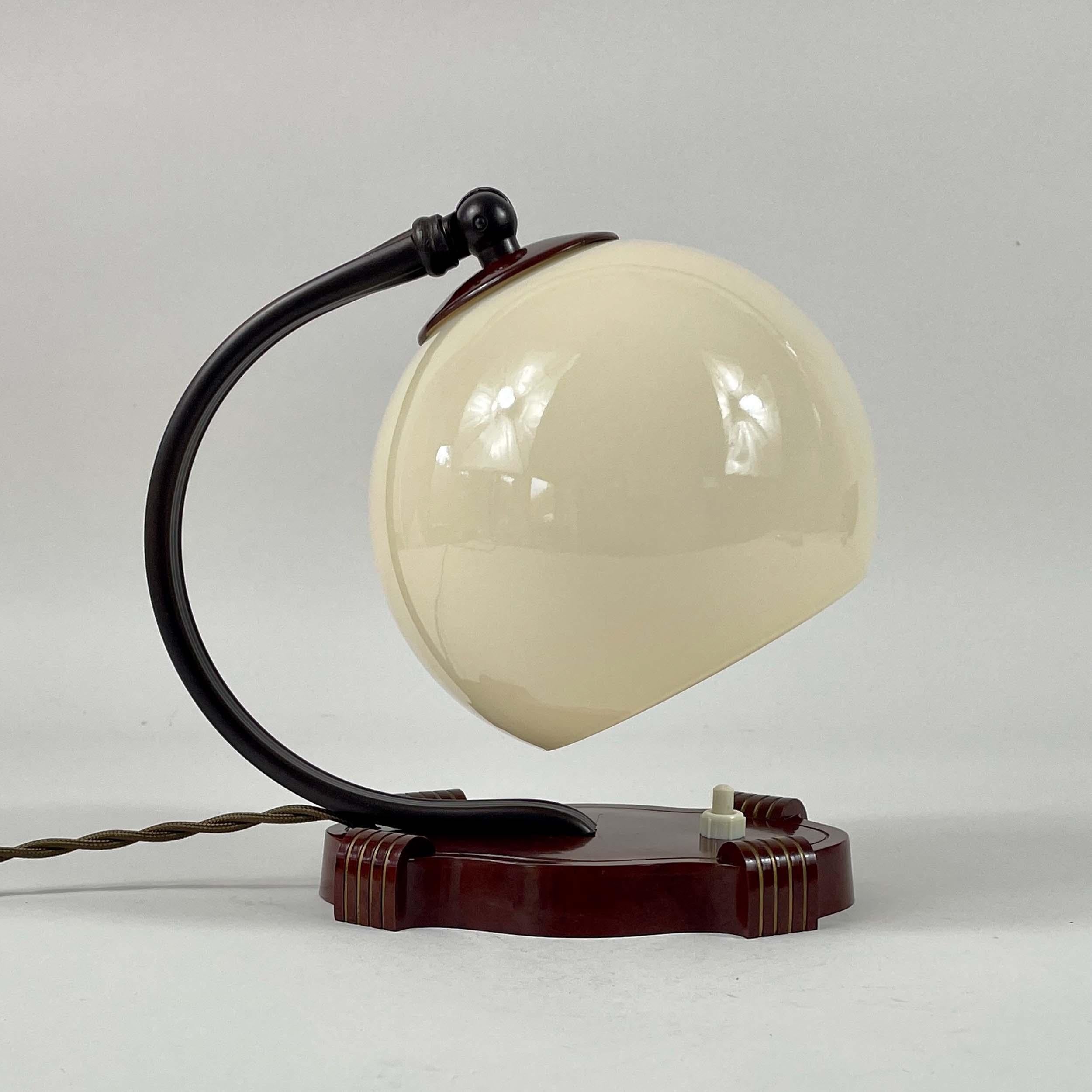 Art Deco Bakelite & Opaline Table Lamp, Germany 1930s Bronceado en venta