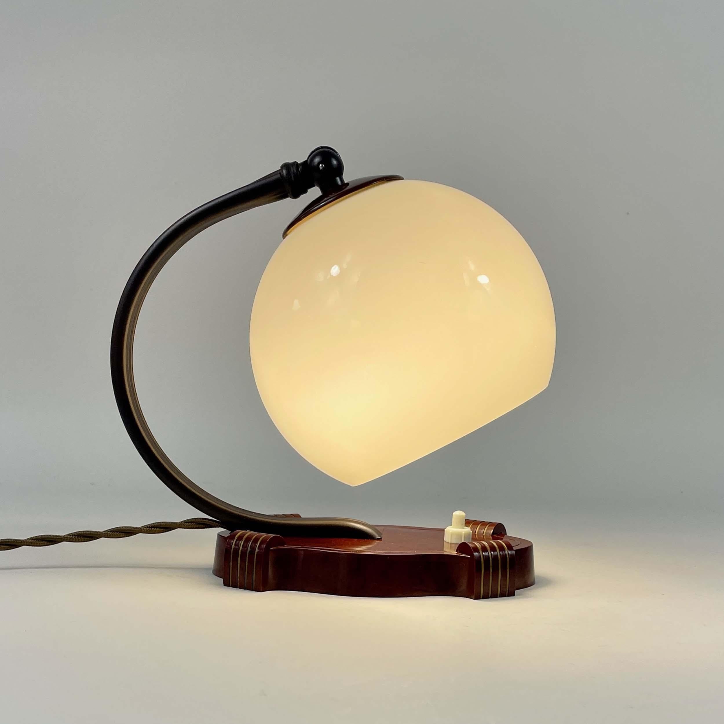 Art Deco Bakelite & Opaline Table Lamp, Germany 1930s en Bueno estado para la venta en NUEMBRECHT, NRW