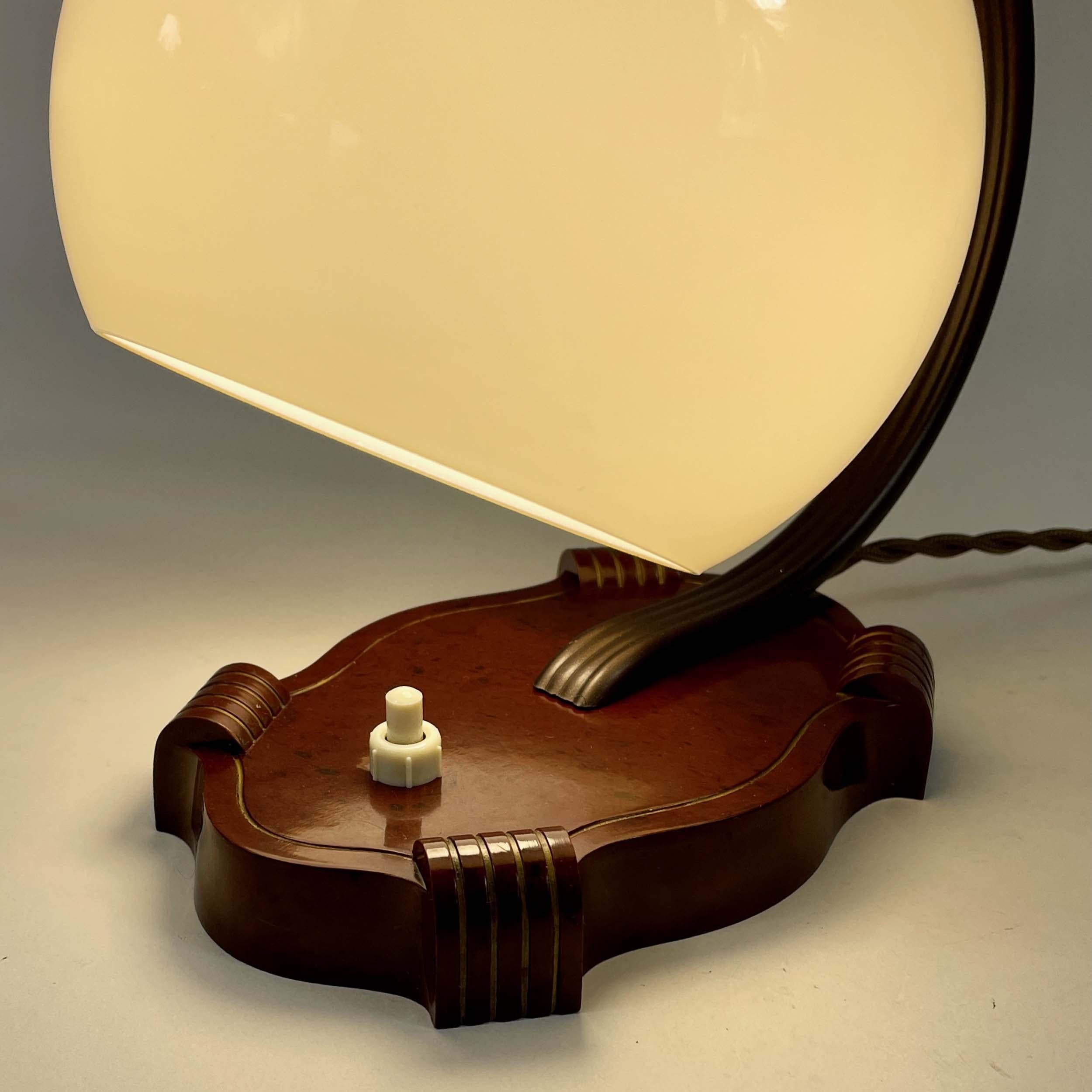 Milieu du XXe siècle Lampe de table Art Déco en bakélite et opaline, Allemagne, années 1930 en vente