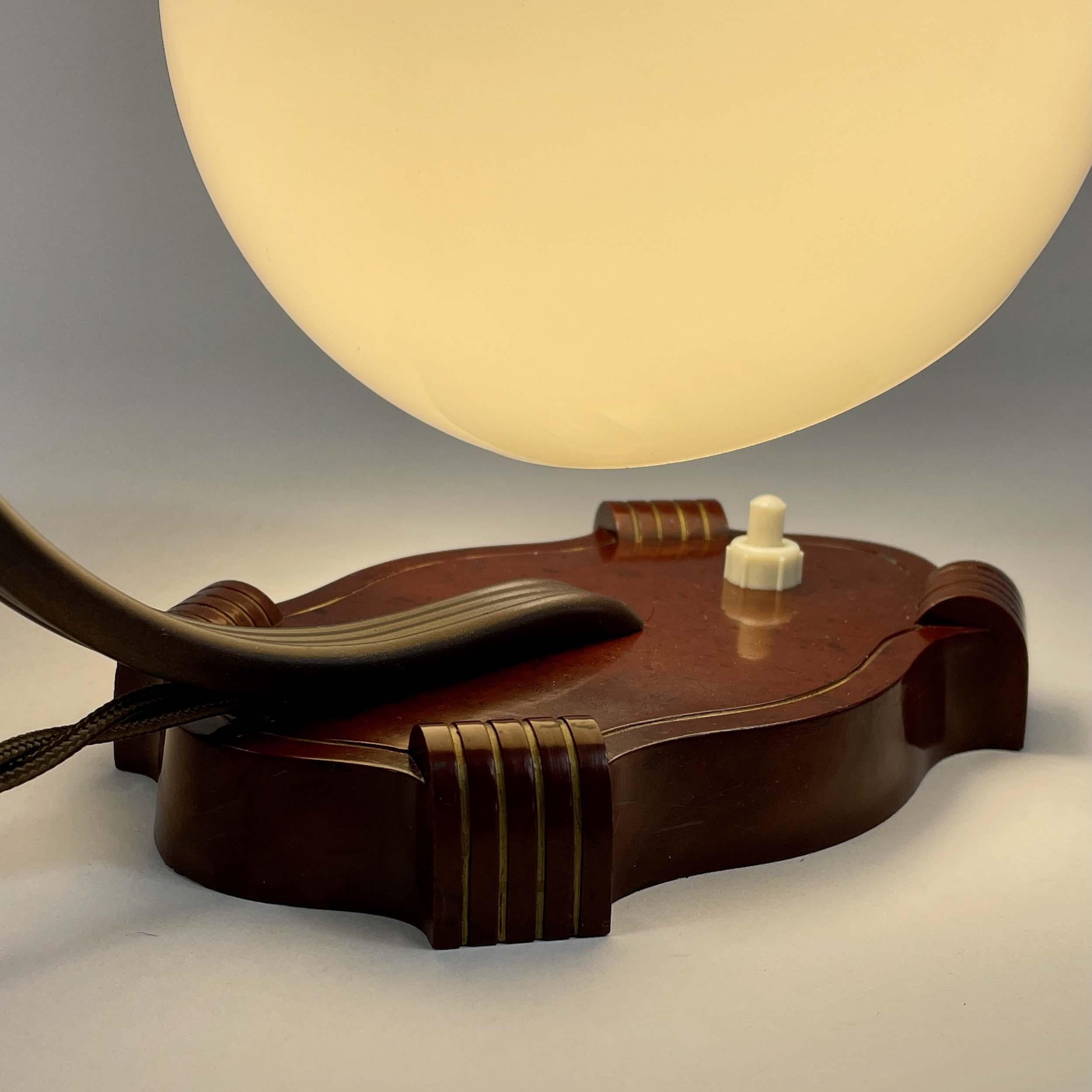 Laiton Lampe de table Art Déco en bakélite et opaline, Allemagne, années 1930 en vente