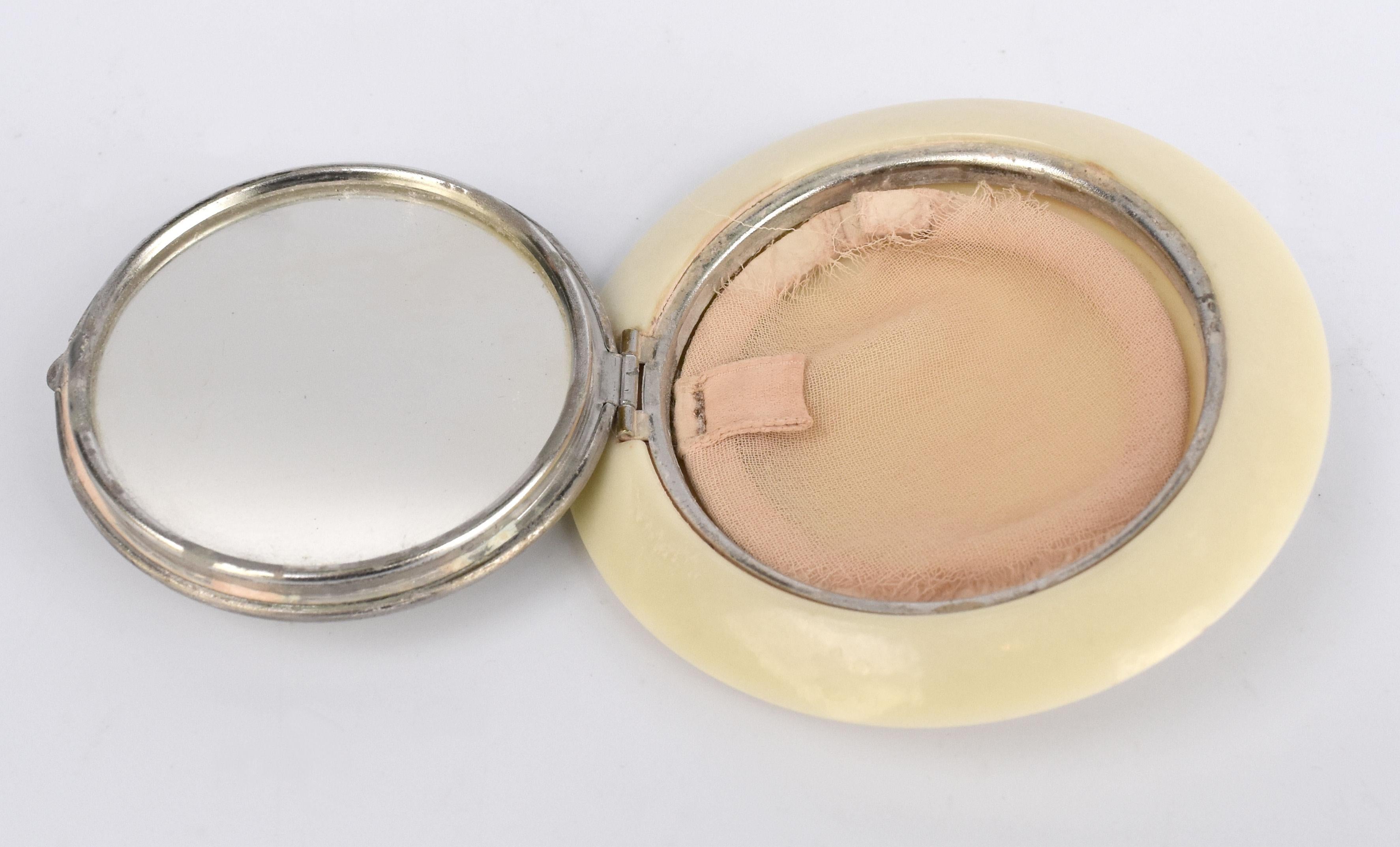For your consideration is this delightful ladies powder Art Deco compact made from bakelite . This is a genuine Art Deco item, not a modern reproduction. This smooth round compact is very tactile and has a lovely applied decoration of a Scottish