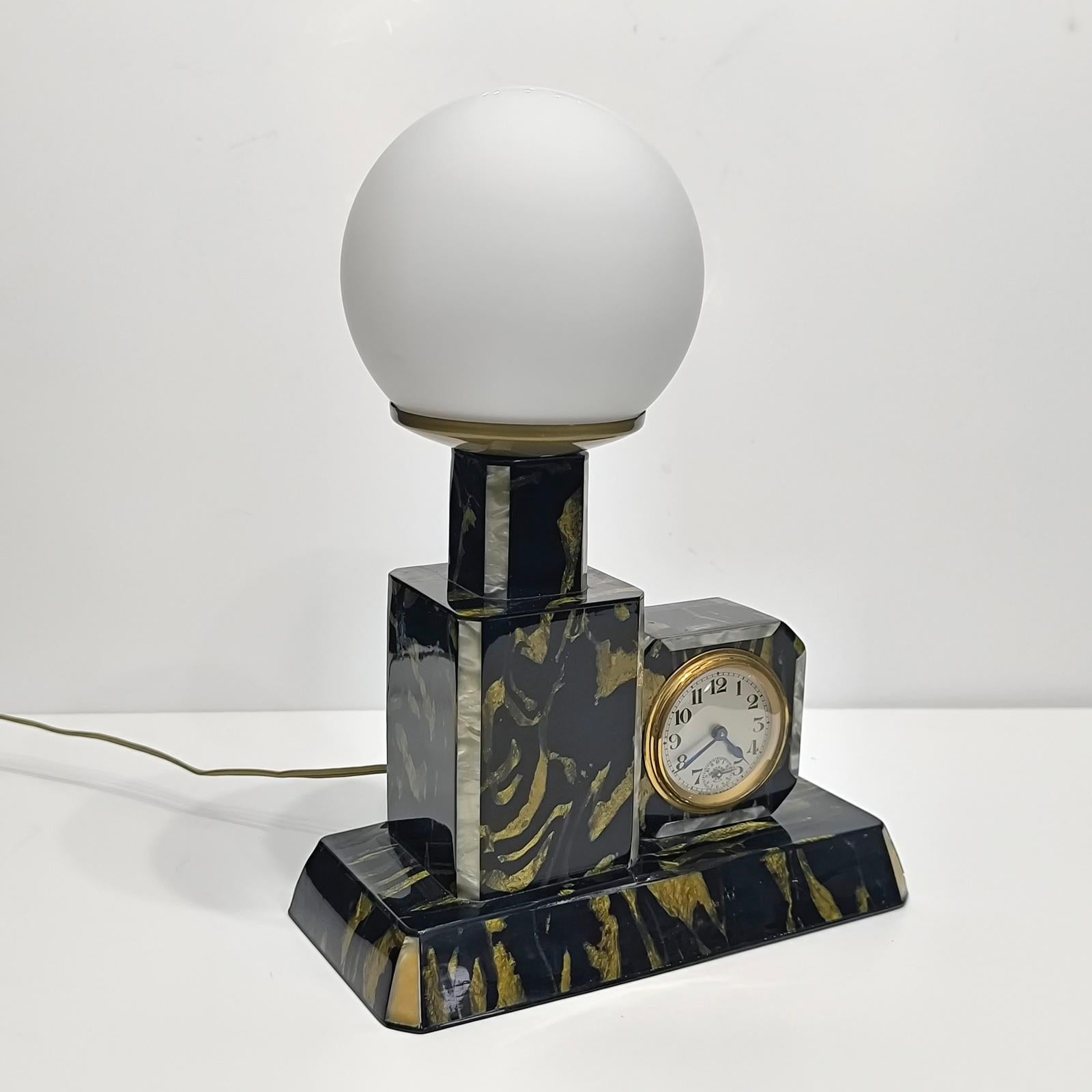 Art Deco Bakelite Skyscraper Alarm Table Clock and Lamp by Bayard France 1930s en vente 2