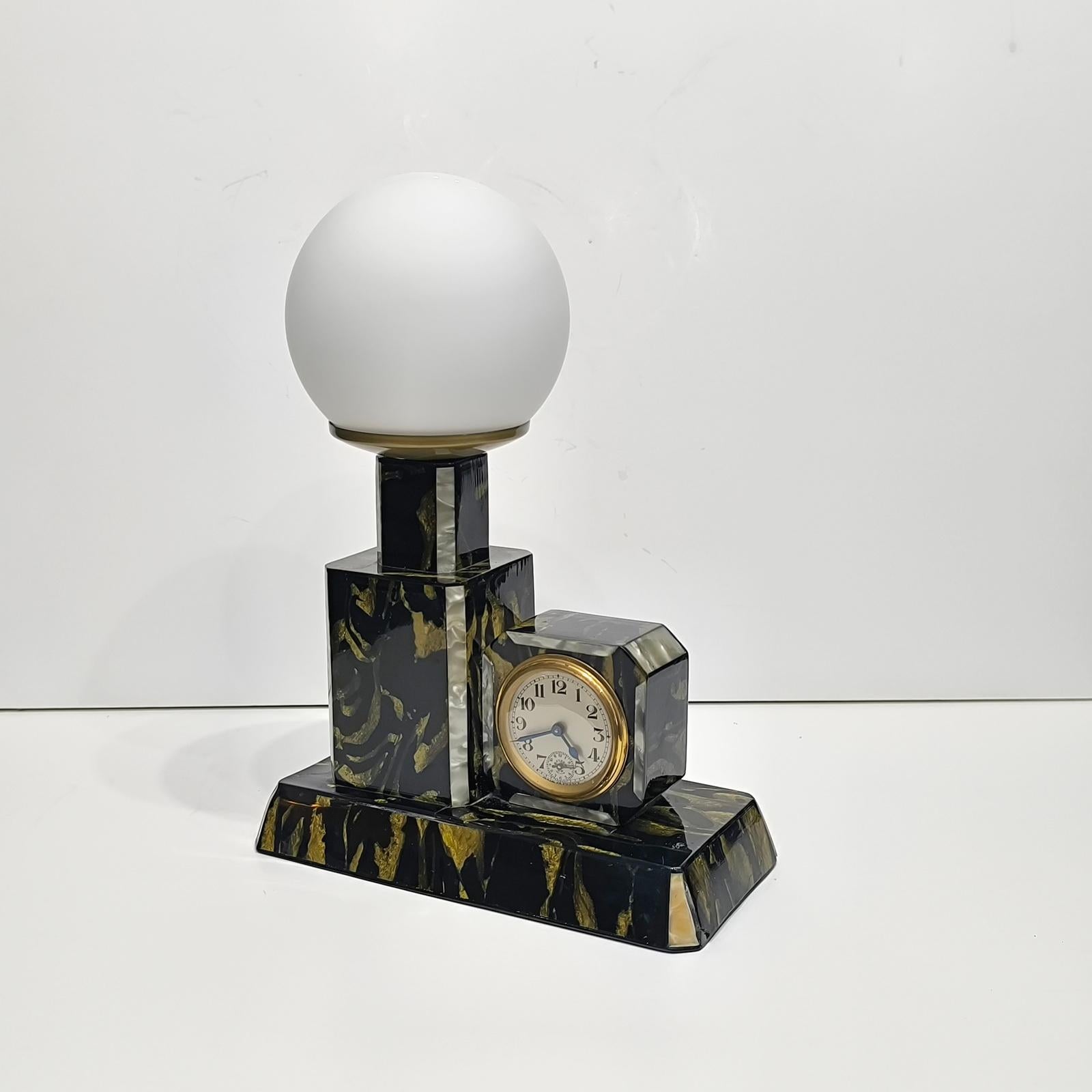 Art Deco Bakelite Skyscraper Alarm Table Clock and Lamp by Bayard France 1930s en vente 3