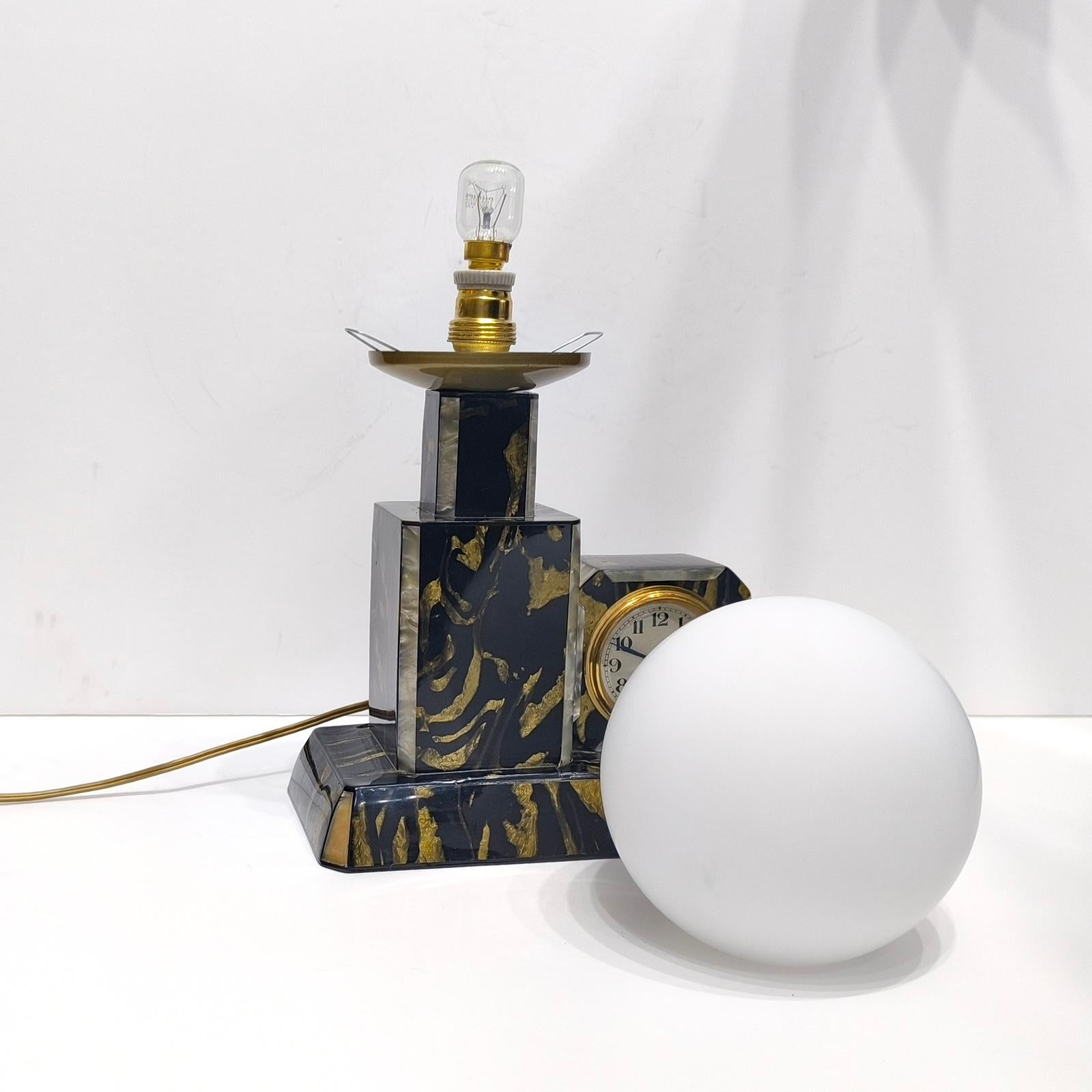 Art Deco Bakelite Skyscraper Alarm Table Clock and Lamp by Bayard France 1930s en vente 7