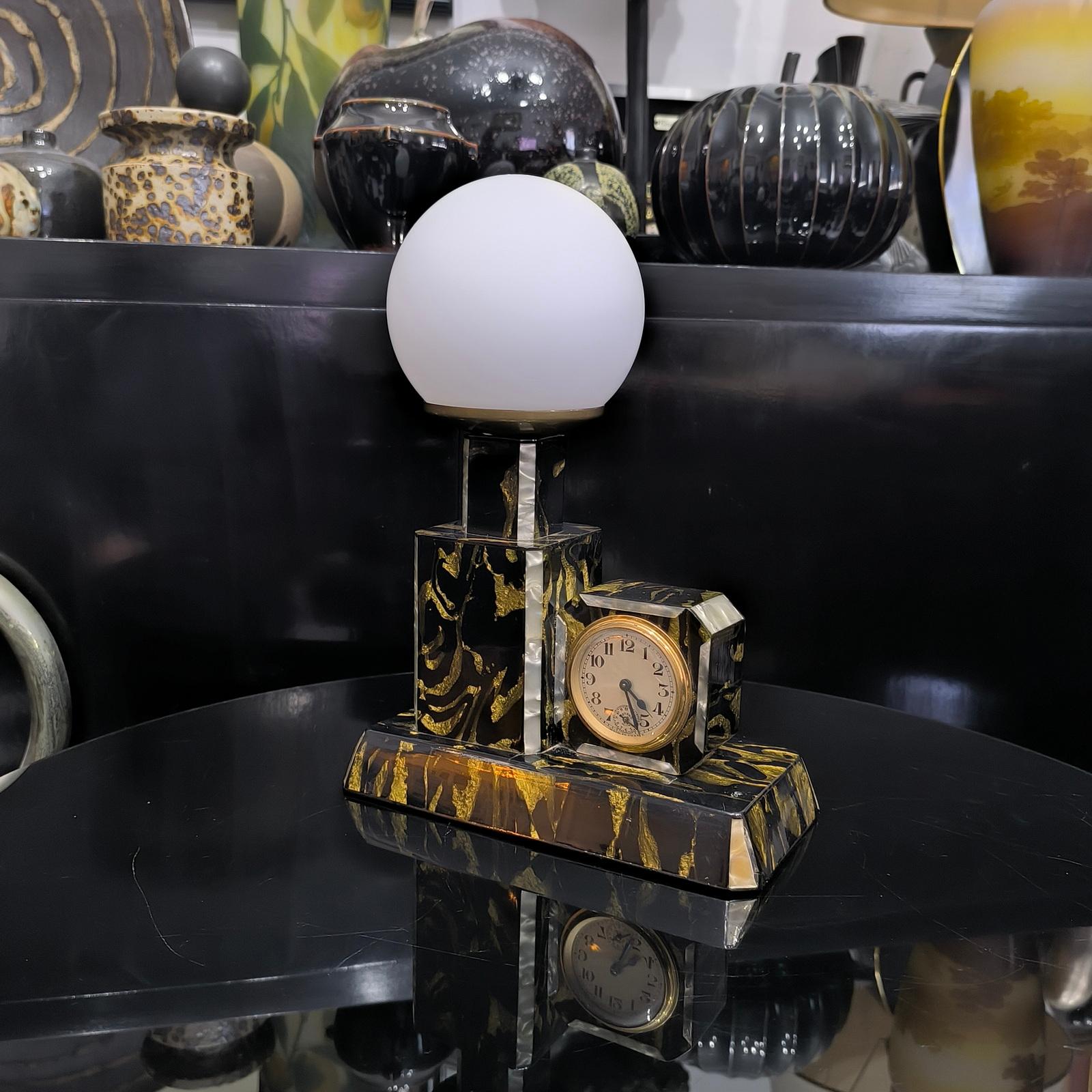 Art Deco Bakelite Skyscraper Alarm Table Clock and Lamp by Bayard France 1940s
Dimensions : 21x11x30cm
D'un design magnifique, ce réveil a été fabriqué par les horlogers français Bayard. Très désirable et rare modèle de boîtier en bakélite, il est