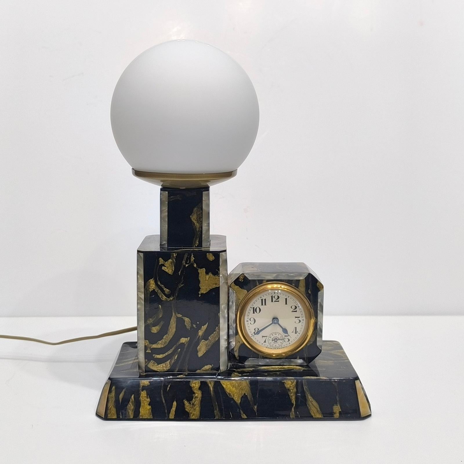 Art Deco Bakelite Skyscraper Alarm Table Clock and Lamp by Bayard France 1930s en vente 1