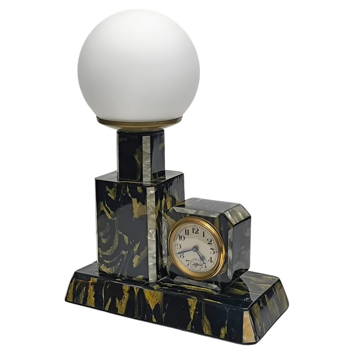 Art Deco Bakelit Wolkenkratzer Wecker und Lampe von Bayard France 1930s
