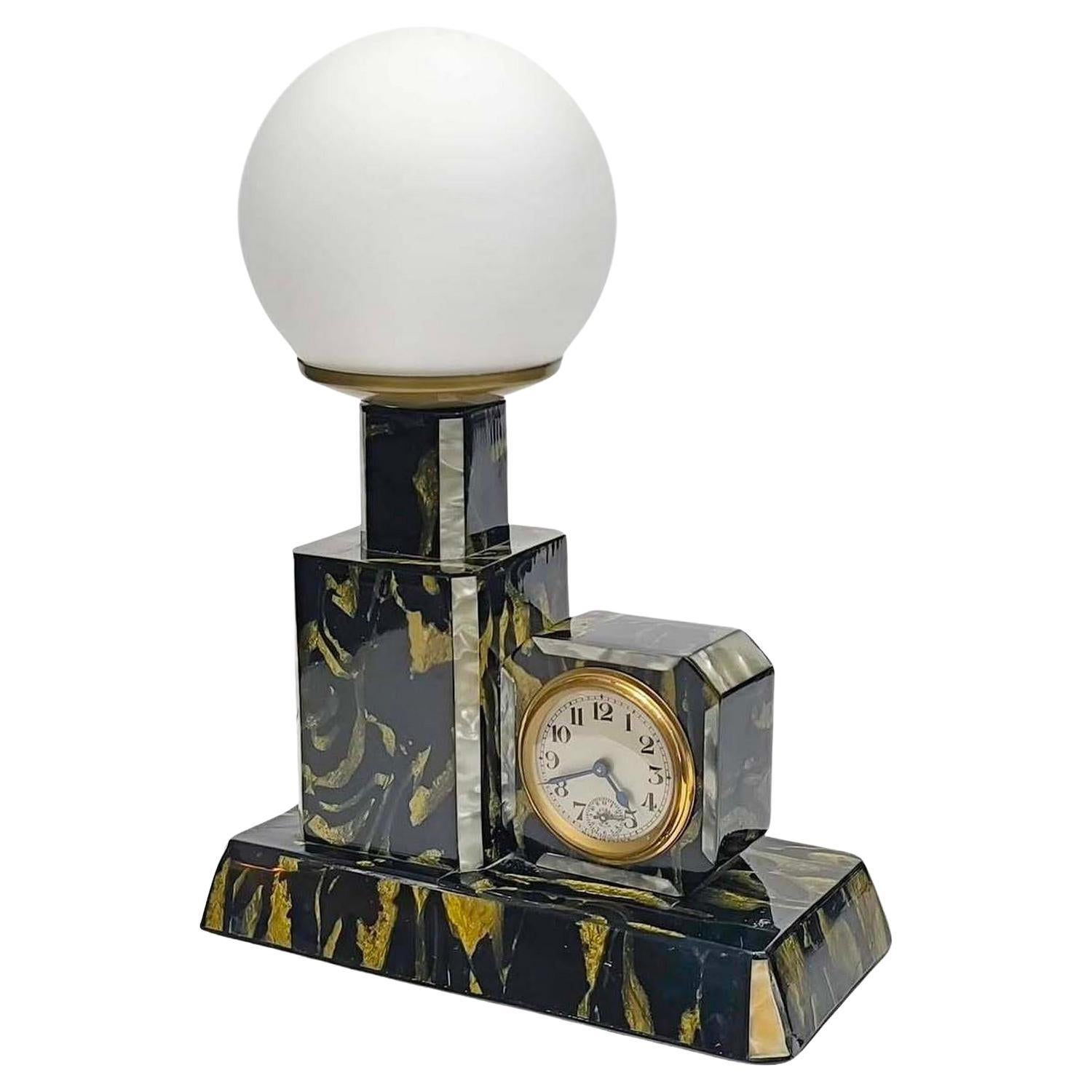 Orologio da tavolo con sveglia e lampada grattacielo in bachelite Art Déco di Bayard France 1930