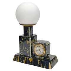 Reloj de sobremesa y lámpara Art Decó de baquelita con rascacielos de Bayard France Años 30