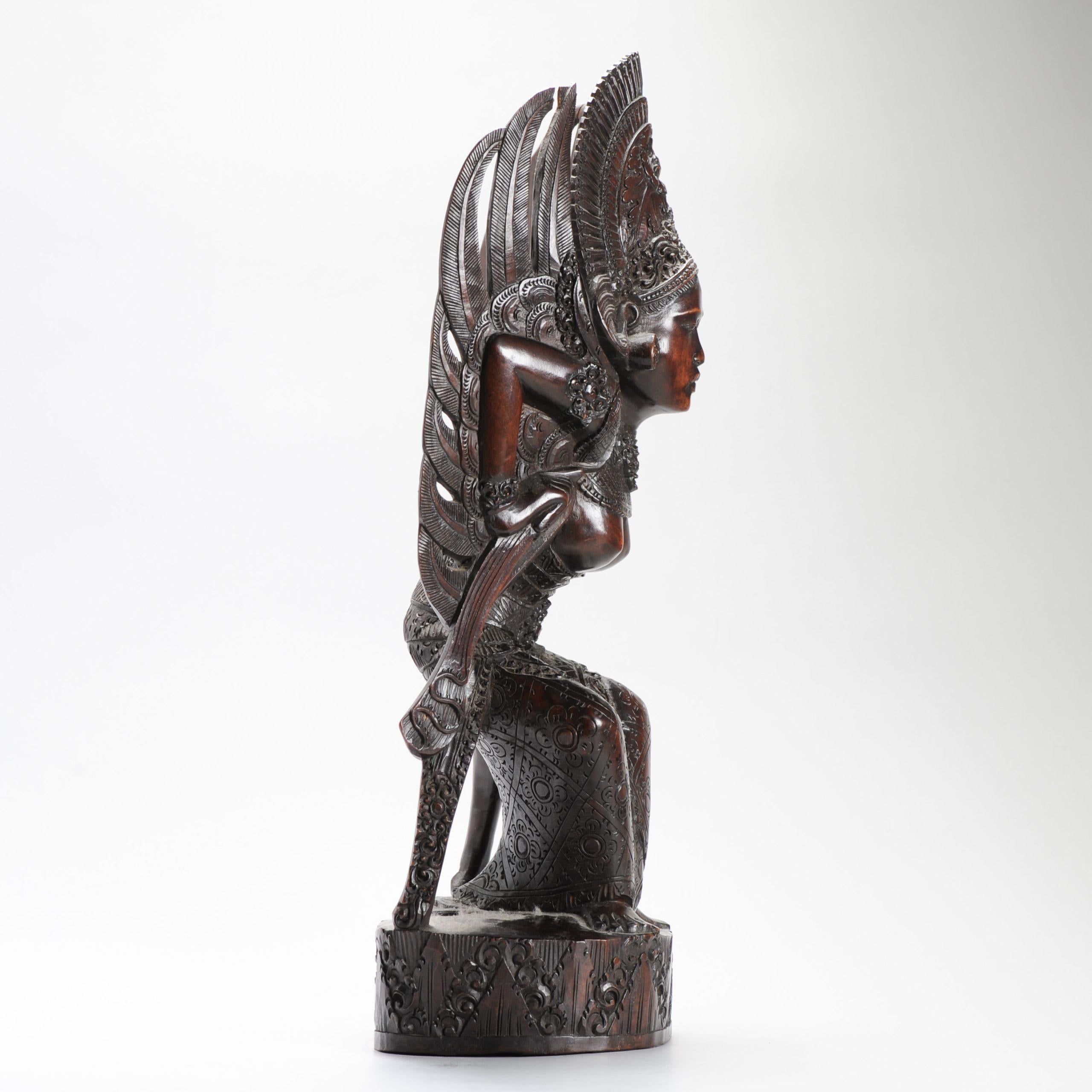Lovely carved statue. Balinese style. Very well made. Very nice shaped

Additional information:
Material: Wood / Bamboo
Region of Origin: India/Indonesia
Period: 20th century
China Dynasty Period: Republic / Minguo (1912 – 1949)
Condition: