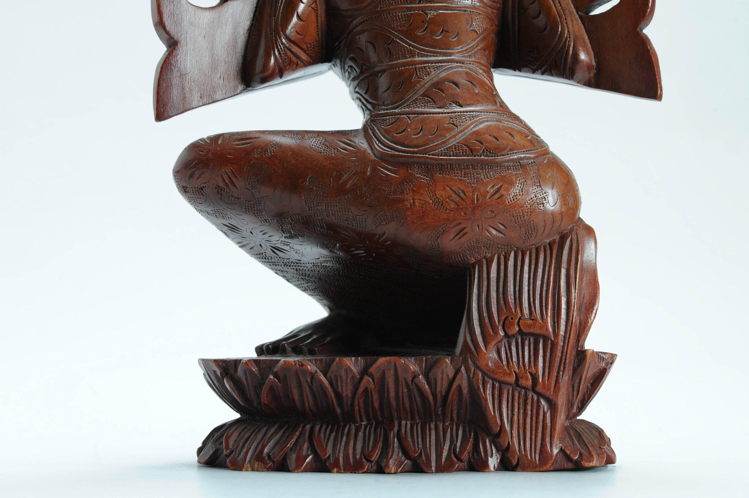 Art Deco Balinese Wood Carved Women Lady Statue, Indonesia, Mid 20th Century In Good Condition For Sale In Amsterdam, Noord Holland