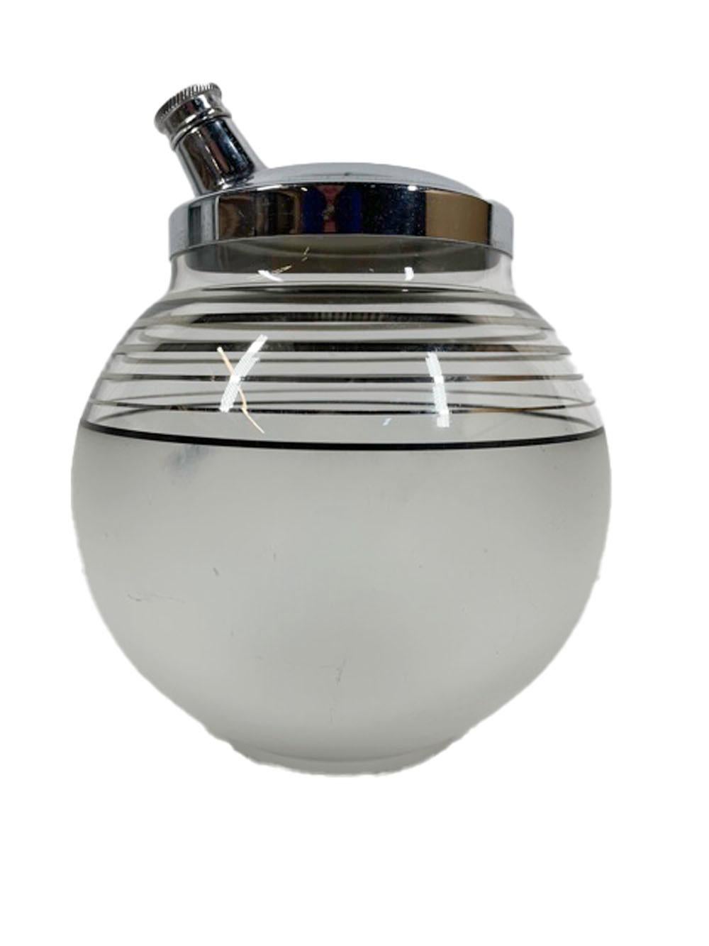 Americano Shaker da cocktail Art Deco a forma di palla con sei bicchieri da Martini a forma di palla in vendita