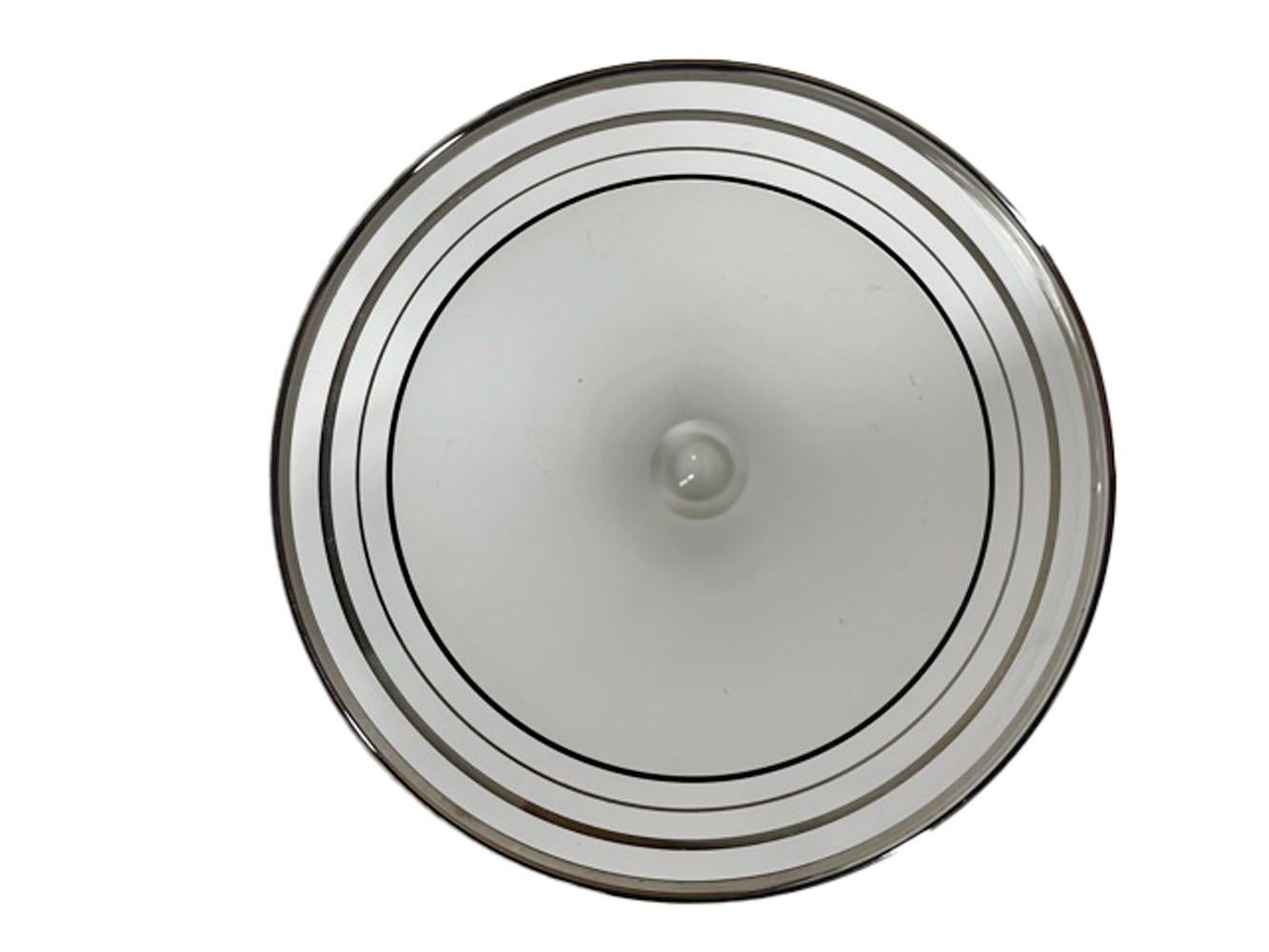 Shaker da cocktail Art Deco a forma di palla con sei bicchieri da Martini a forma di palla In condizioni buone in vendita a Nantucket, MA