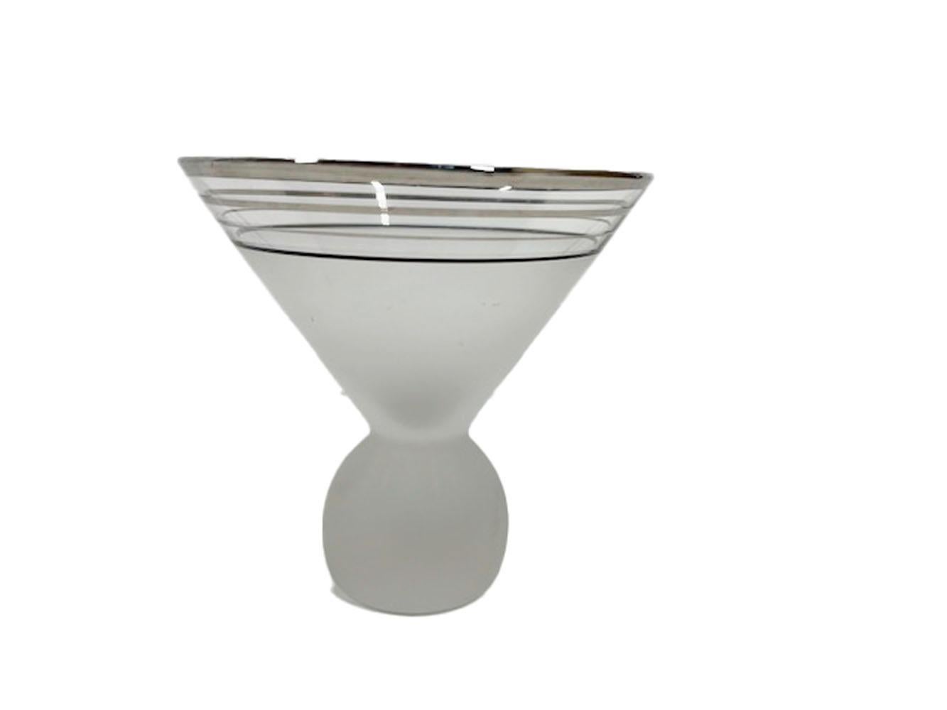 XX secolo Shaker da cocktail Art Deco a forma di palla con sei bicchieri da Martini a forma di palla in vendita