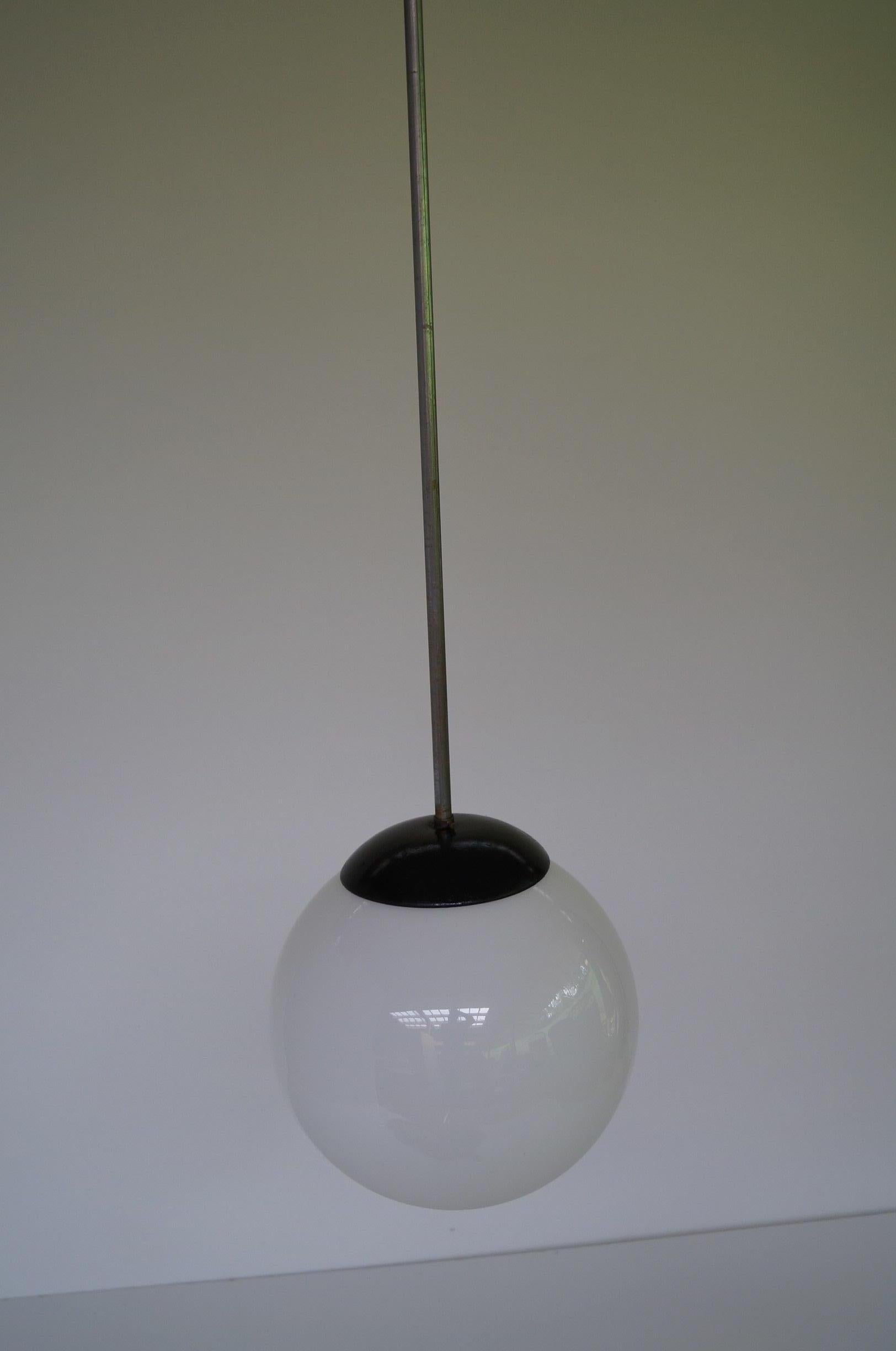 Milieu du XXe siècle Lampe boule Art Déco . en vente