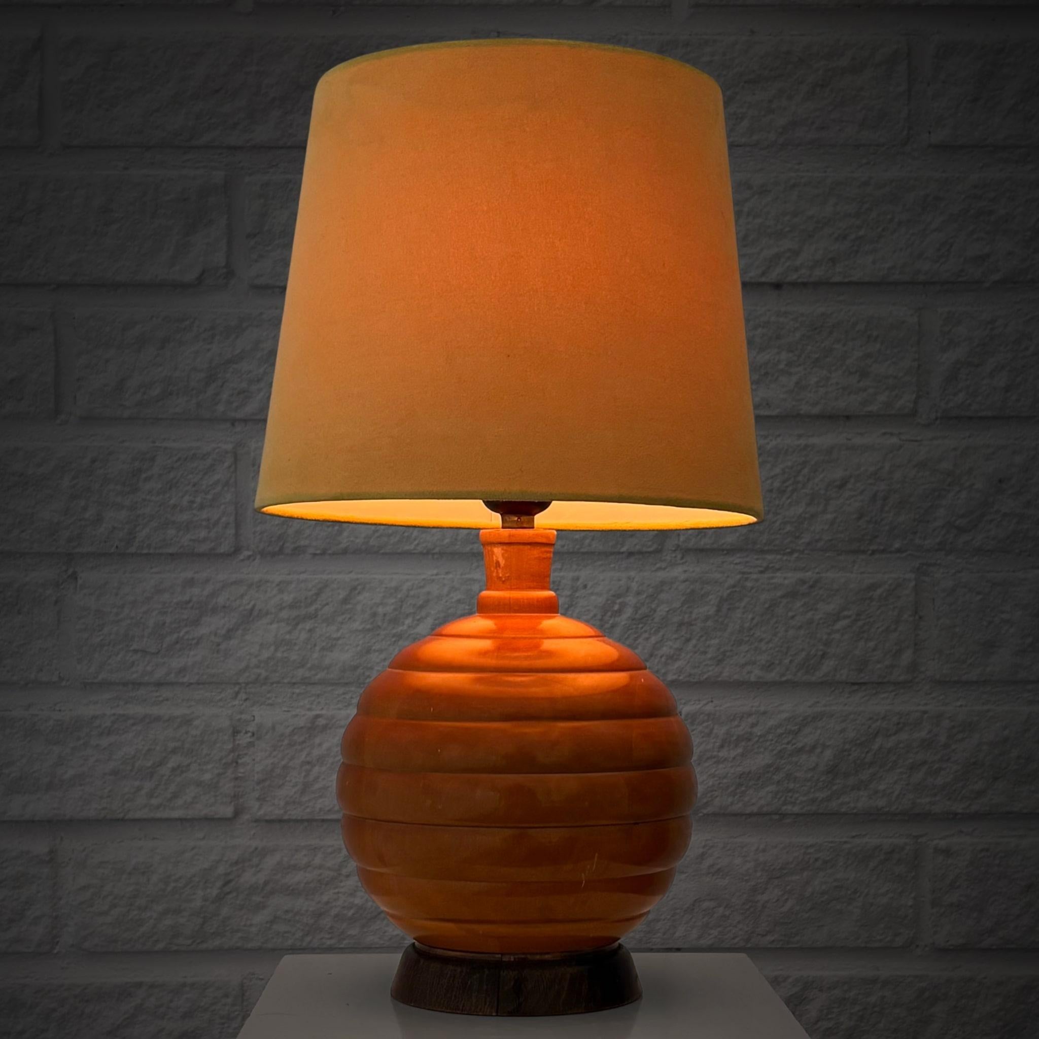 Suédois Lampe de table Art déco en forme de boule, bois de boule tourné, Suède, années 1930 en vente