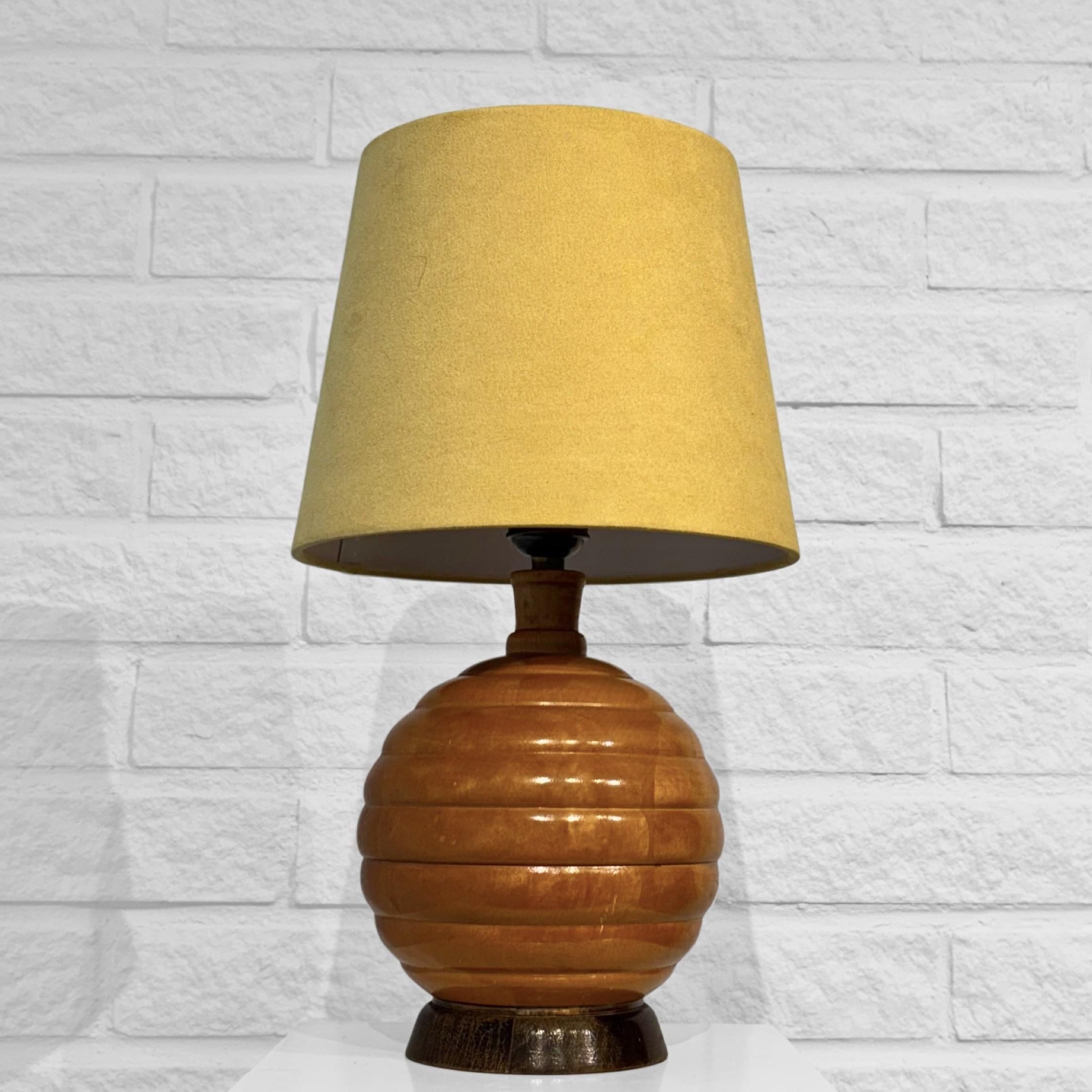 Lampe de table Art déco en forme de boule, bois de boule tourné, Suède, années 1930 Bon état - En vente à Forserum, SE