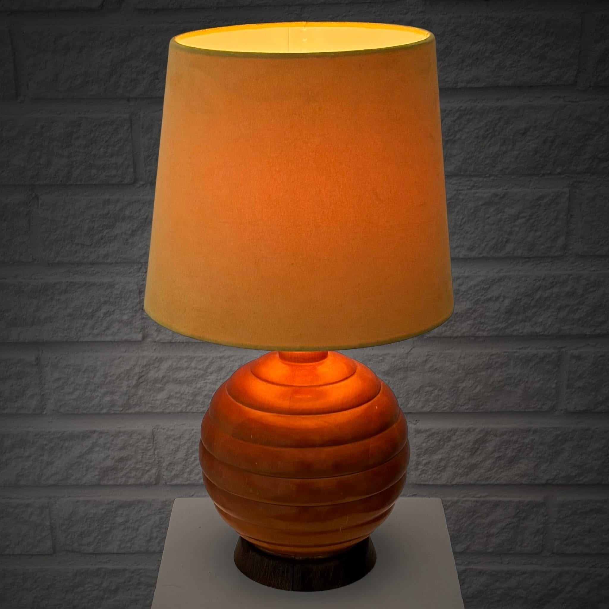 Milieu du XXe siècle Lampe de table Art déco en forme de boule, bois de boule tourné, Suède, années 1930 en vente