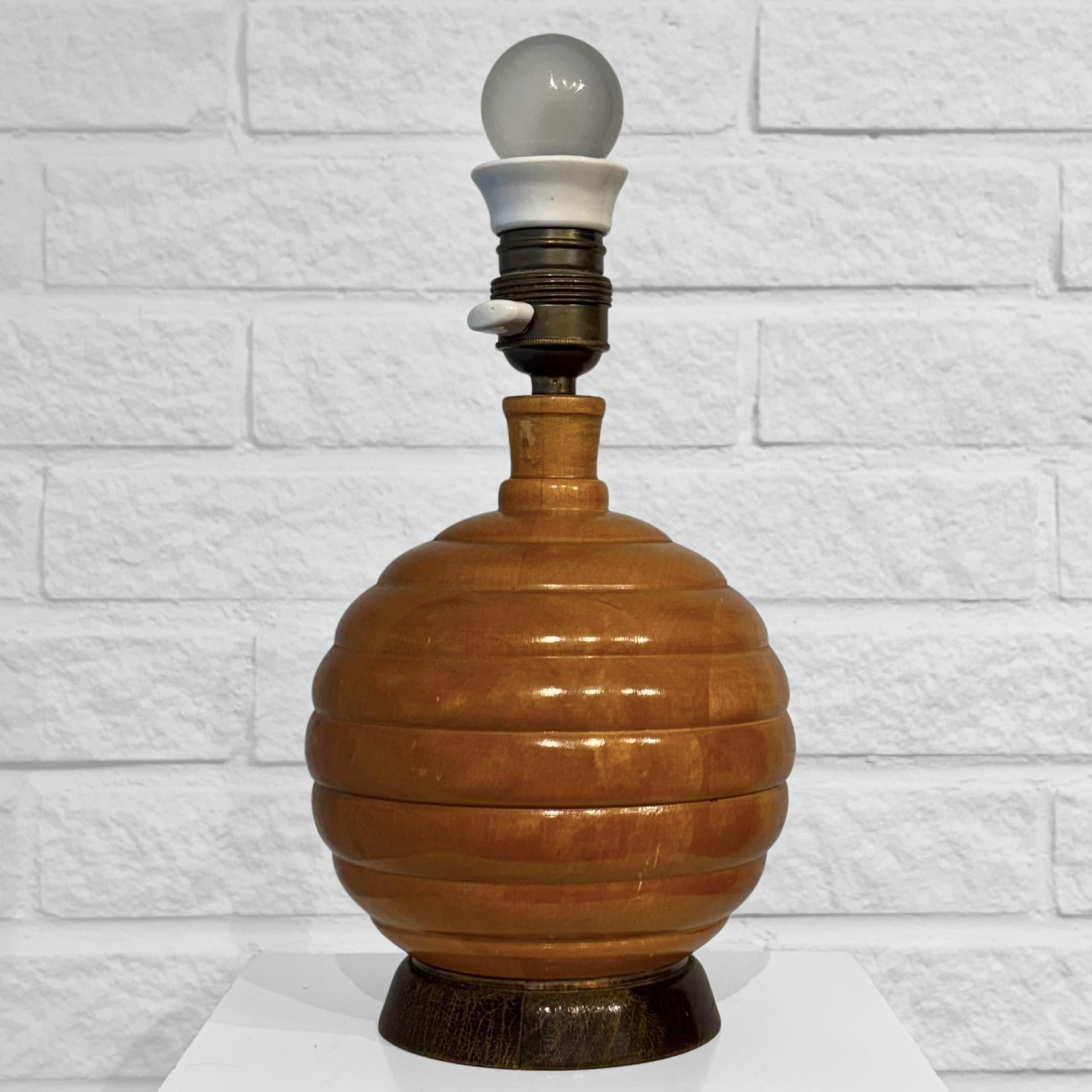 Laiton Lampe de table Art déco en forme de boule, bois de boule tourné, Suède, années 1930 en vente