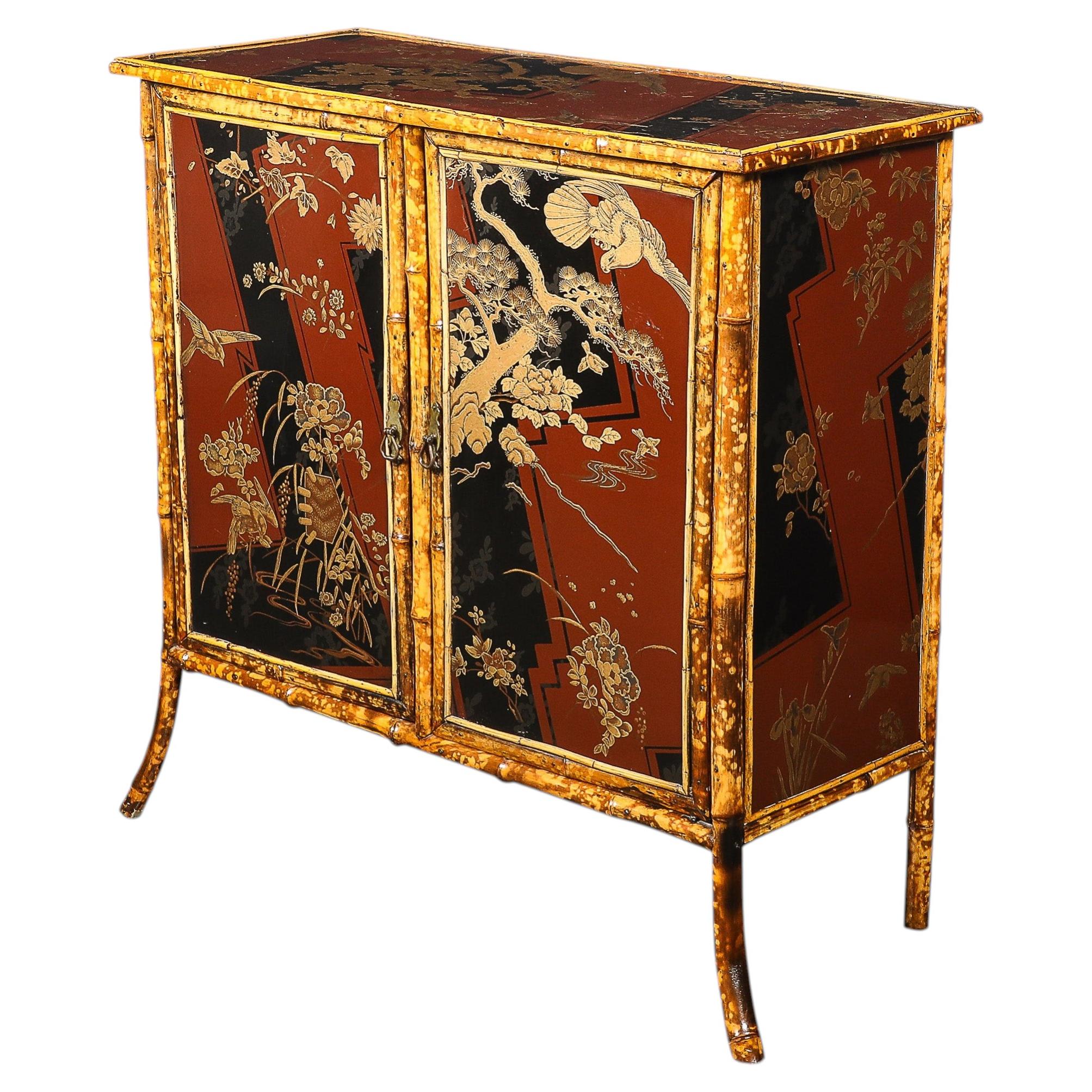 Armario de estilo Art Déco con motivos de bambú y detalles geométricos cubistas en rojo y negro, con elementos de chinoiserie y dorados en venta
