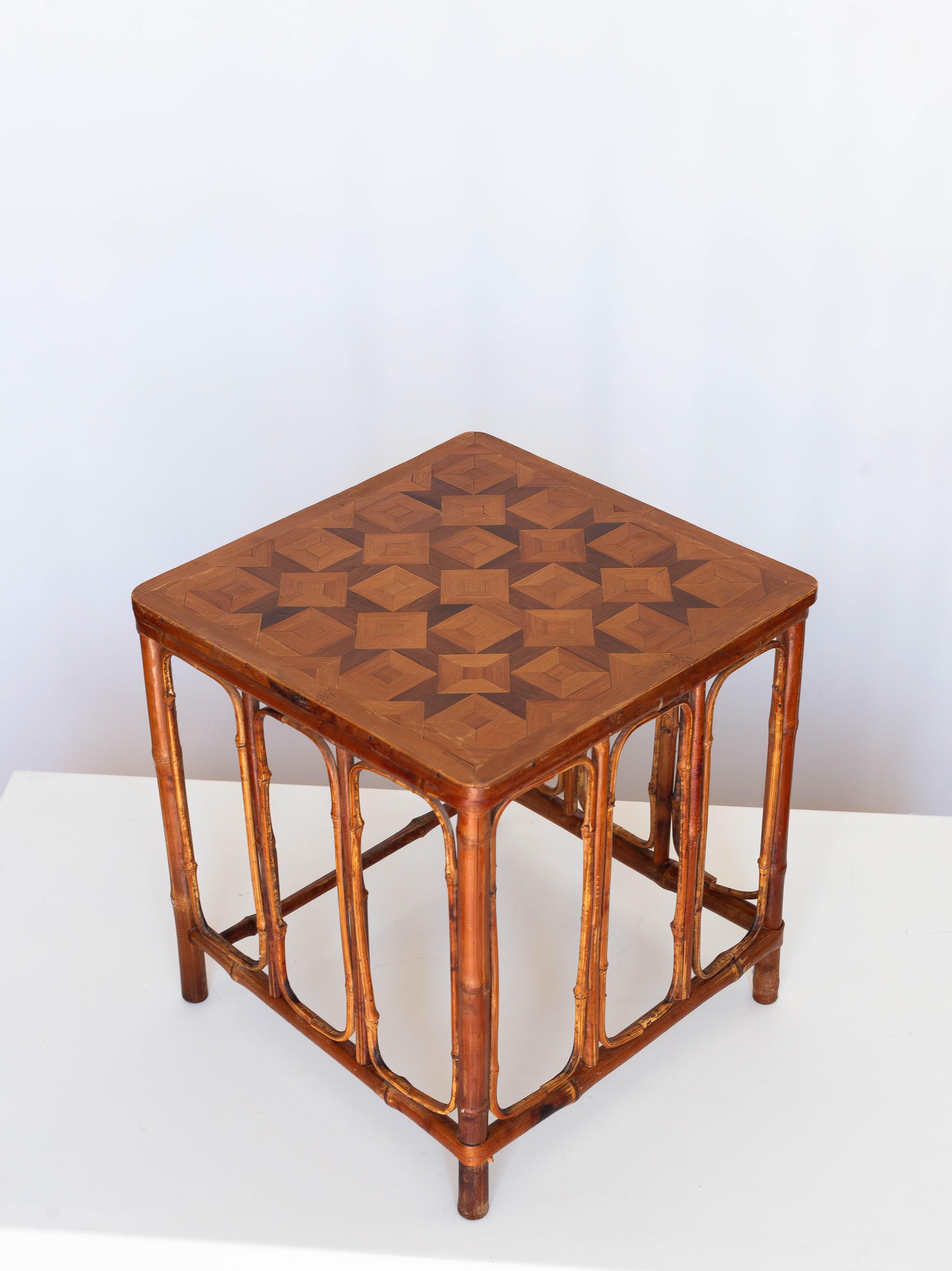 Table d'appoint en bambou Art Déco - Plateau en marqueterie - France Circa 1930

Jolie boiserie sur le plateau de la table avec des incrustations de parquet.

La table est entièrement fabriquée en bambou : 

- Les pieds sont formés à partir de