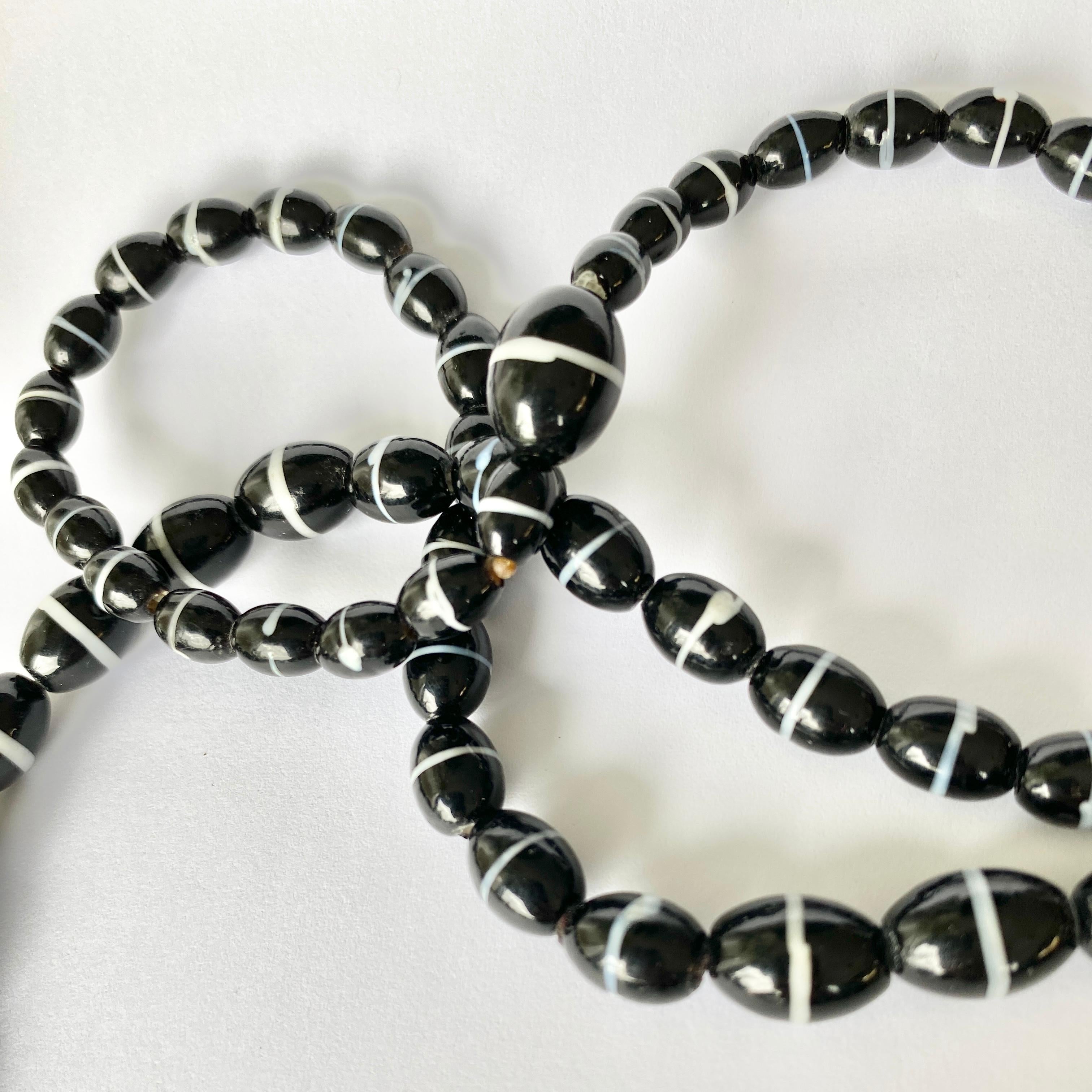 The banded agate beads which make up this necklace are a mix of black and white! The bright white rings around the beads curve and wave and are beautiful. 

Length: 69cm
Bead Width: 16-6mm

Weight: 68.4g