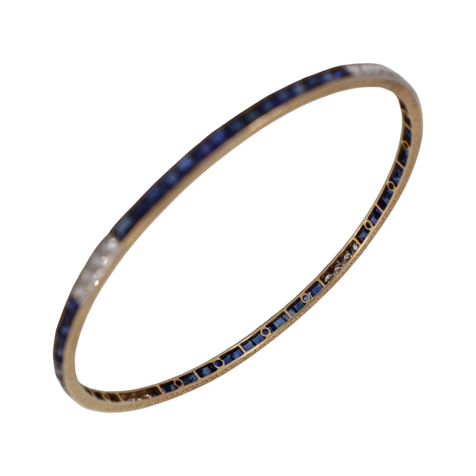 Art Deco Bangle Bracelet in 18kt Gold with Gem quality Sapphires and Diamonds Bon état - En vente à Aventura, FL