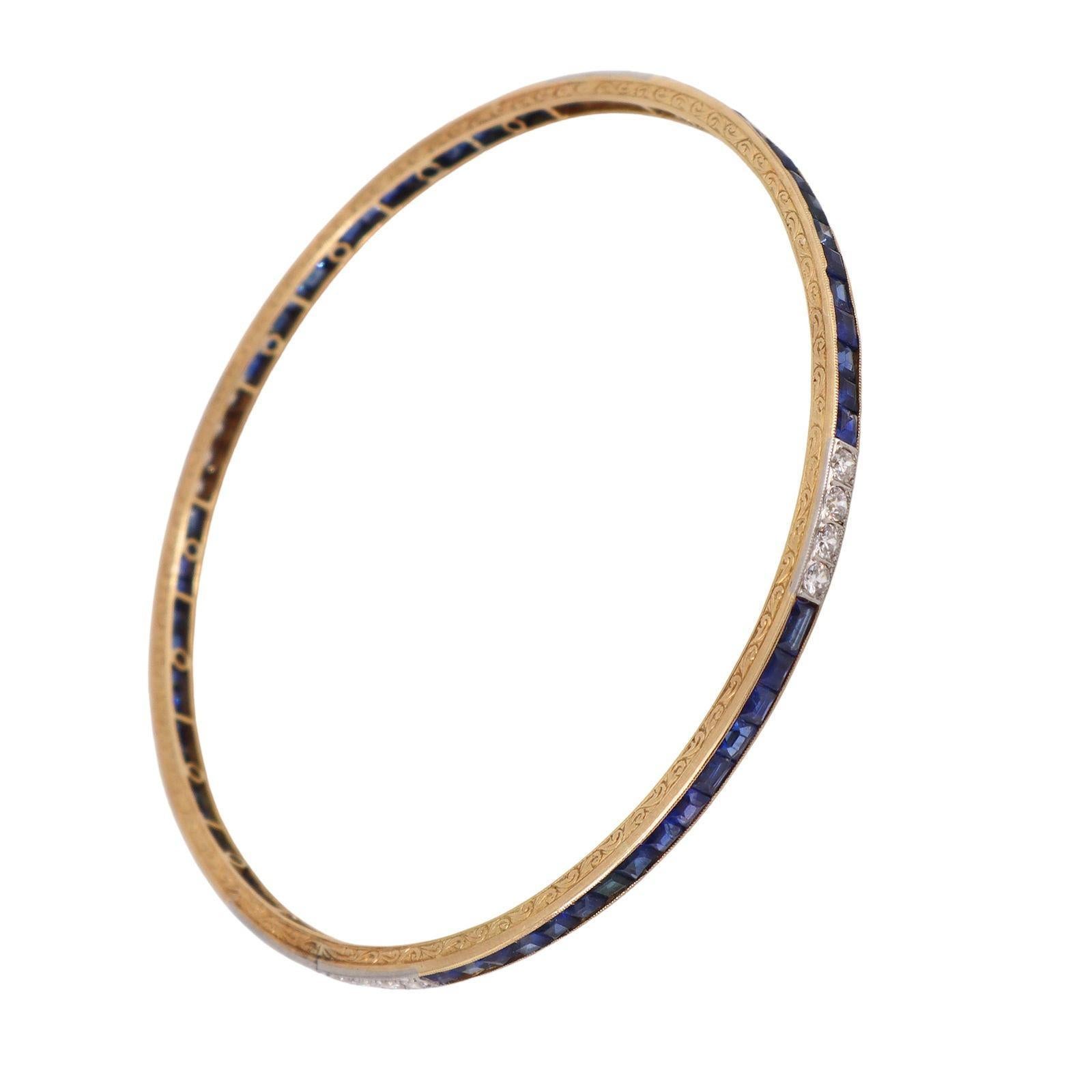 Art Deco Bangle Bracelet in 18kt Gold with Gem quality Sapphires and Diamonds en vente 1