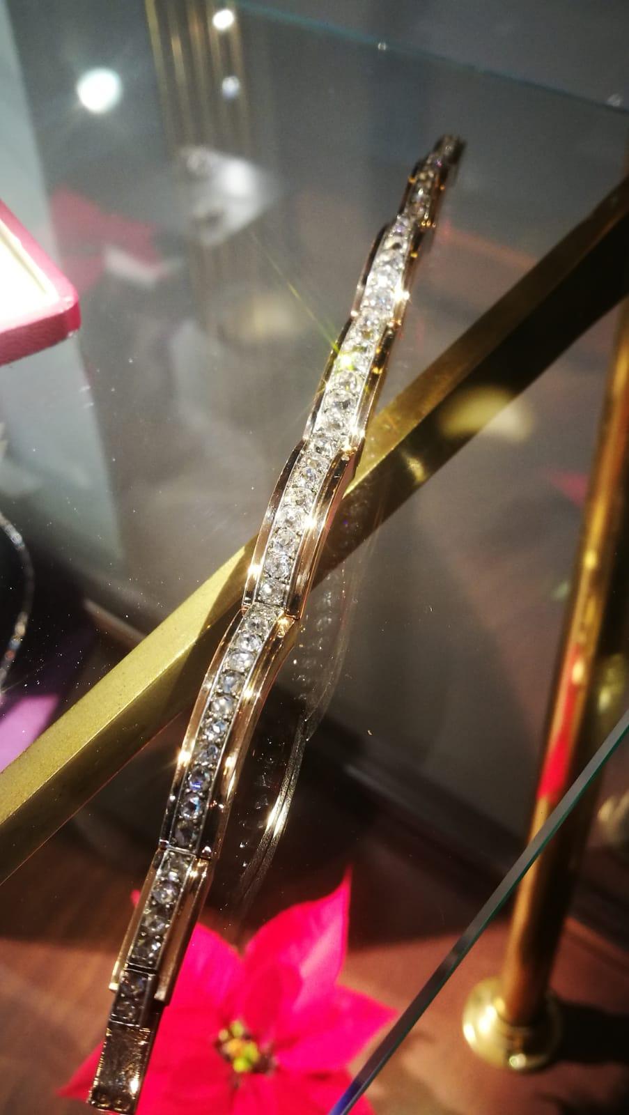 Art Deco Bangle with 10 Carat Oldcut Diamonds In Excellent Condition For Sale In Vienna, AT