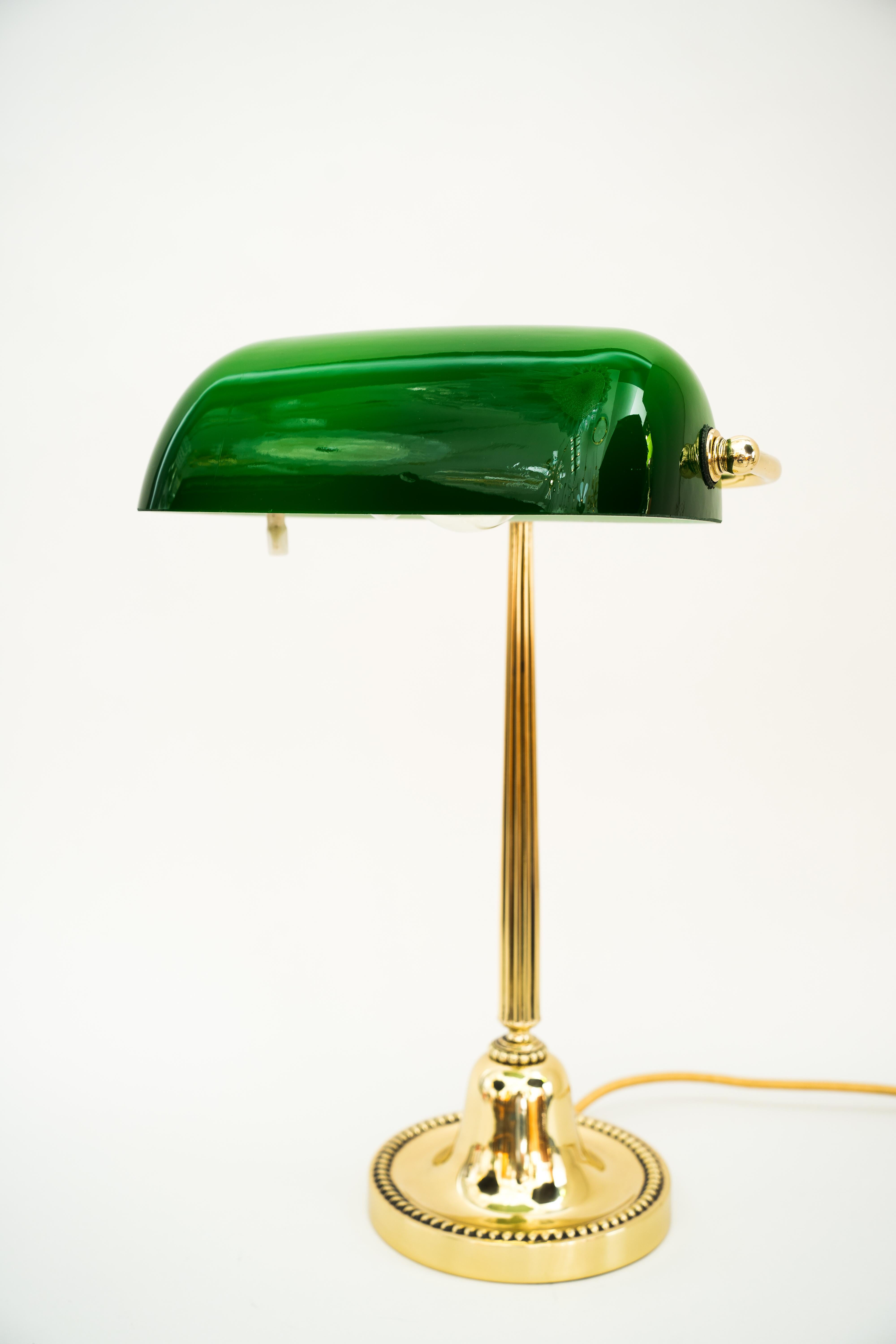 Art deco banker lamp vienna 1920s
Brass polished and stove enamelled
Green glass shade.