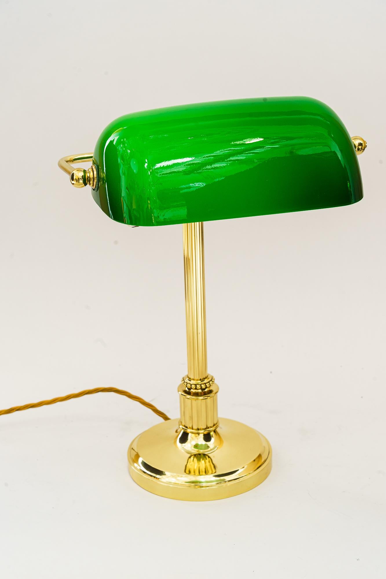 Art Deco Bankerlampe mit grünem Glasschirm, Wien, um 1920er Jahre
Messing poliert und einbrennlackiert.
Original Glasschirm.