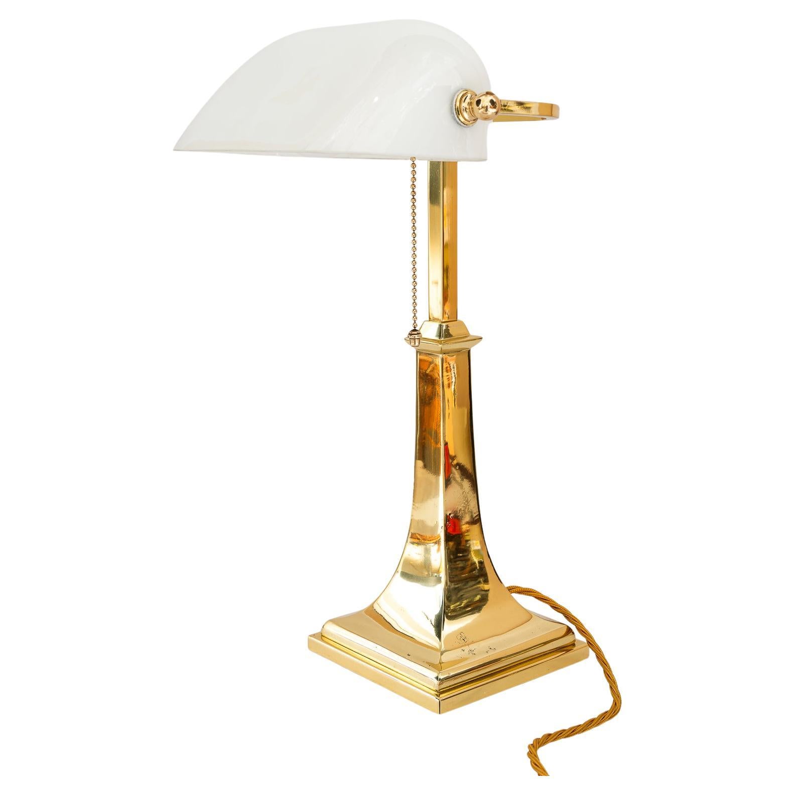Lampe de banquier Art Déco avec abat-jour en verre d'origine vers 1920